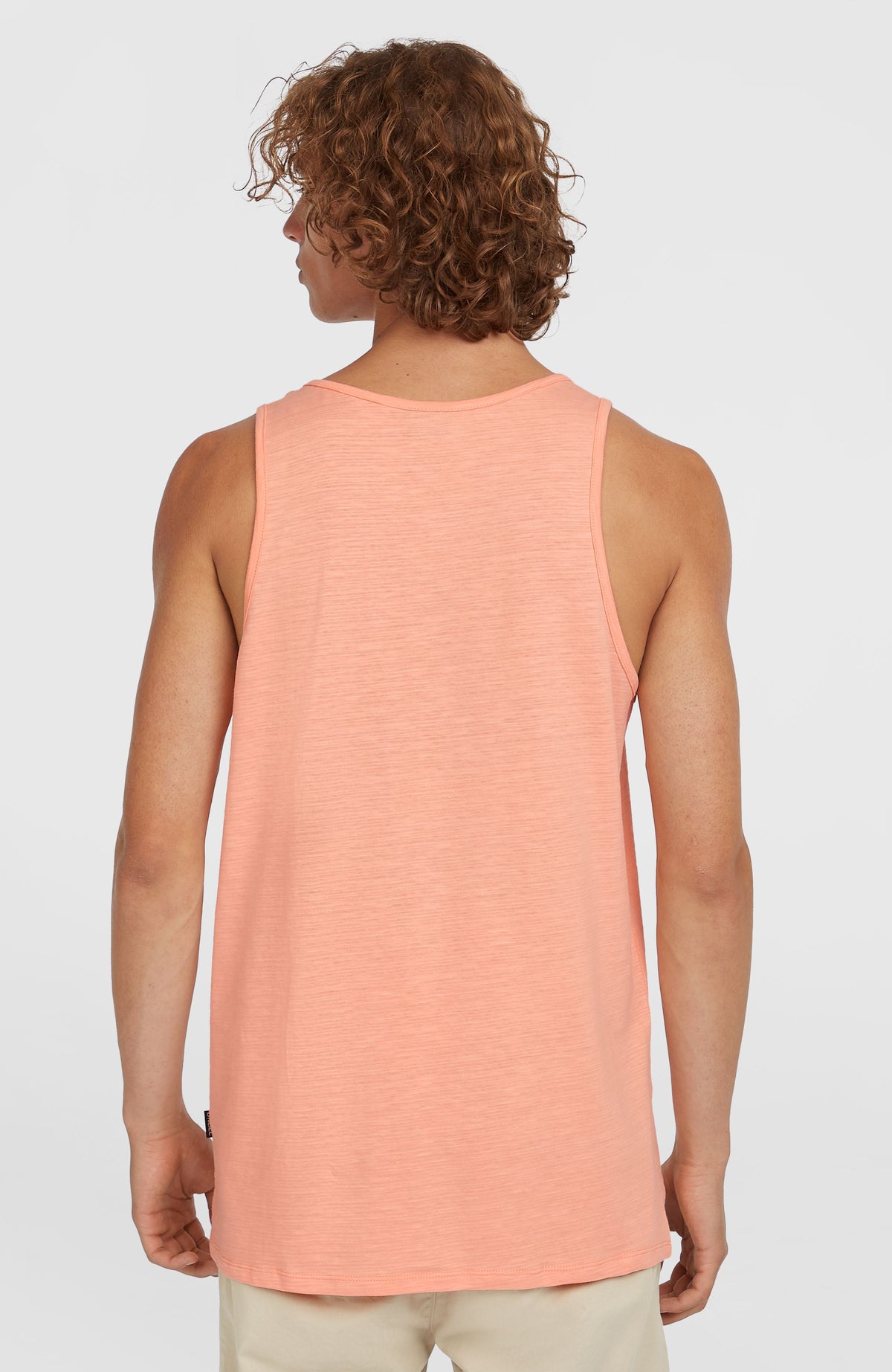 Pinkes Slub Tanktop für Herren, Rückansicht am Model
