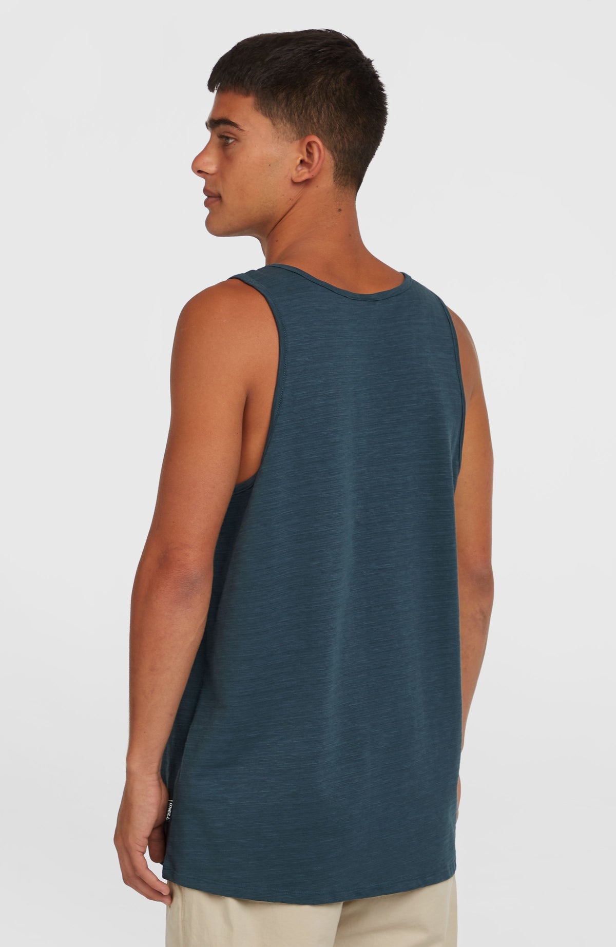 Slub Tanktop für Herren, blau, Rückansicht, getragen am Model mit dezentem Saum-Label