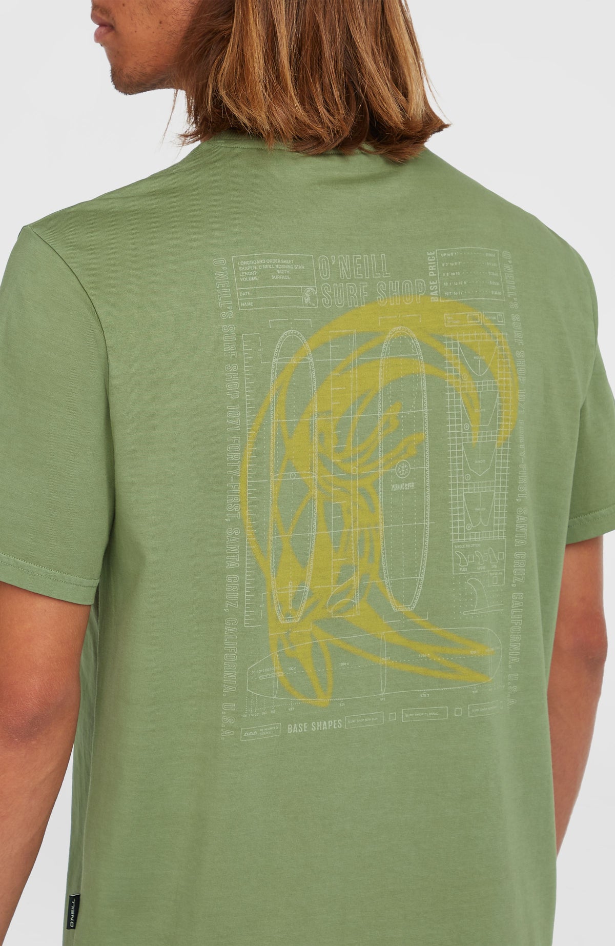 O'Riginals Morning Star T-Shirt, grün mit Grafik-Print in Gelb, Nahaufnahme des Rückenprints am Model