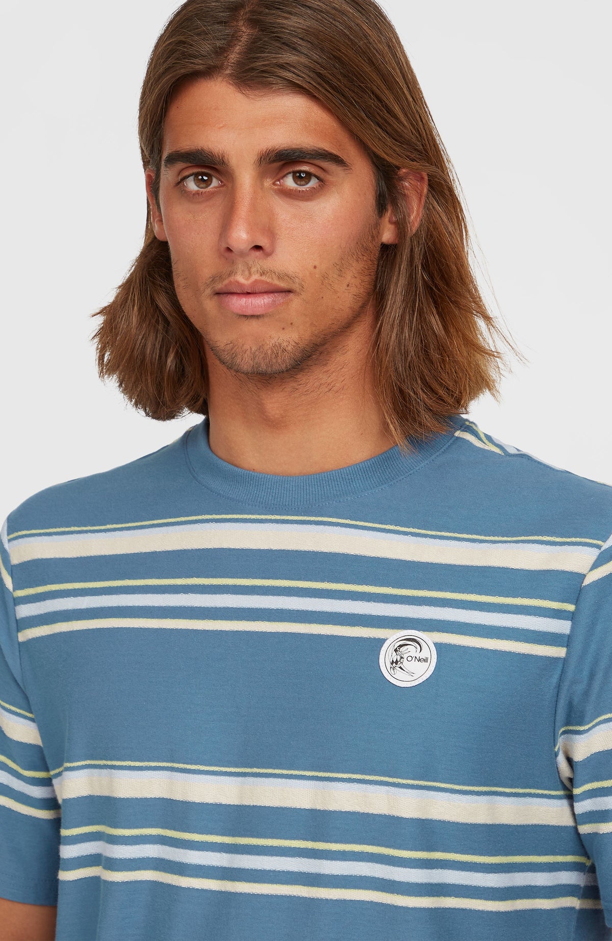 O'Riginals Stripe T-Shirt für Herren, blau, Nahaufnahme von Rundhalsausschnitt und Logo-Badge am Model