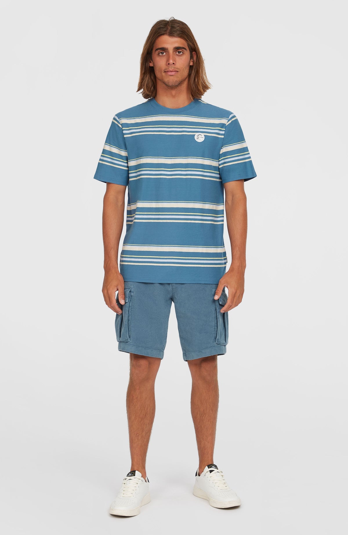 O'Riginals Stripe T-Shirt für Herren, blau mit Streifenmuster in Weiß und Gelb, Ganzkörperansicht am Model
