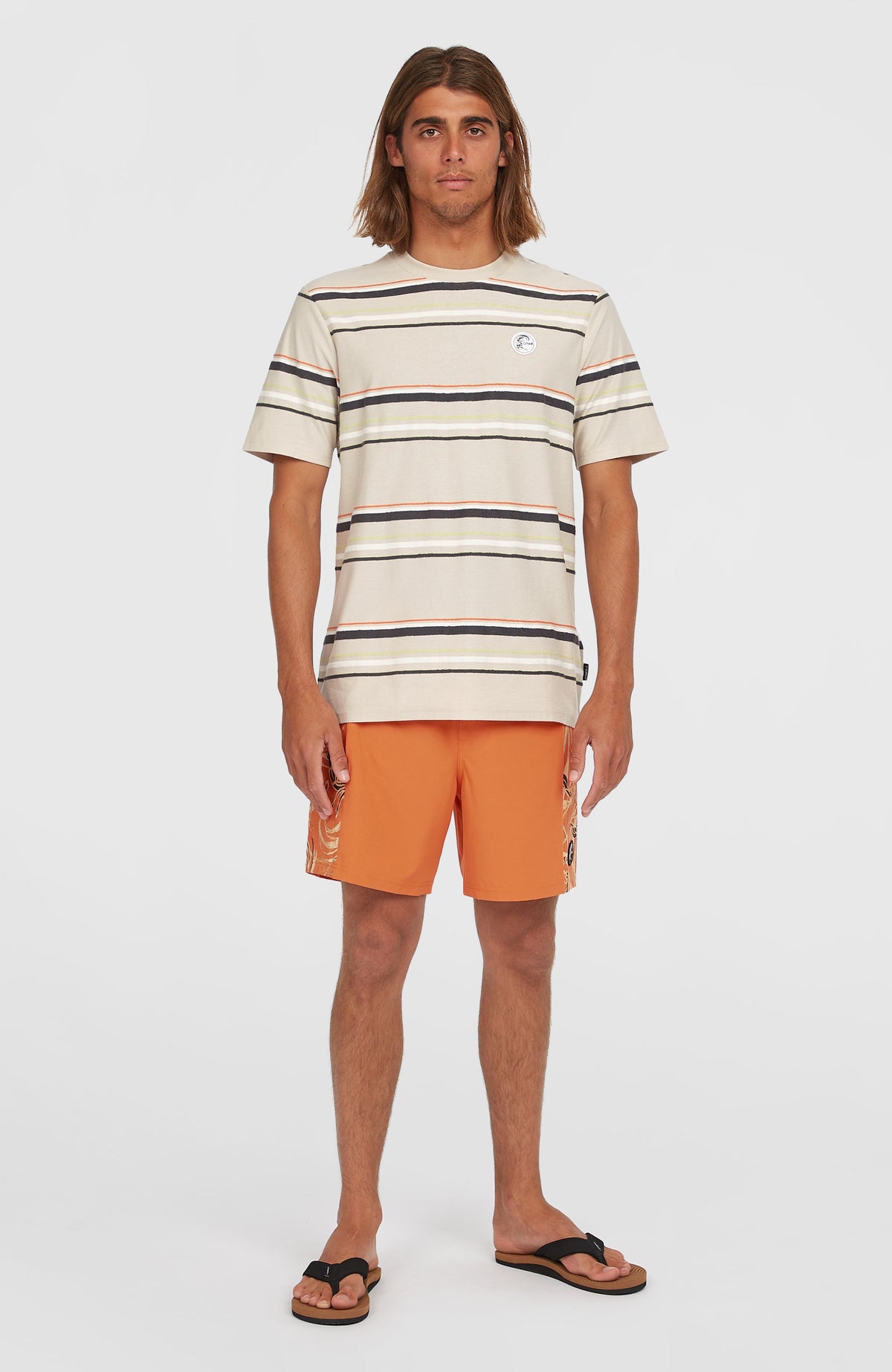 Beiges O'Riginals Stripe T-Shirt für Herren mit Streifenmuster in Schwarz und Orange, Ganzkörperansicht am Model