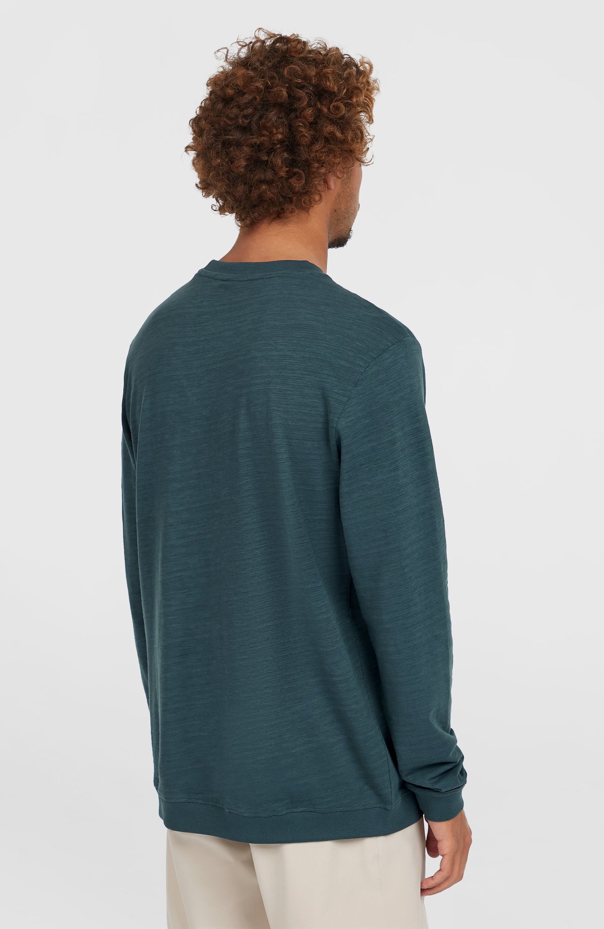 Slub Langarmshirt für Herren in Blau, Rückansicht am Model mit geripptem Rundhalsausschnitt und Saumbündchen