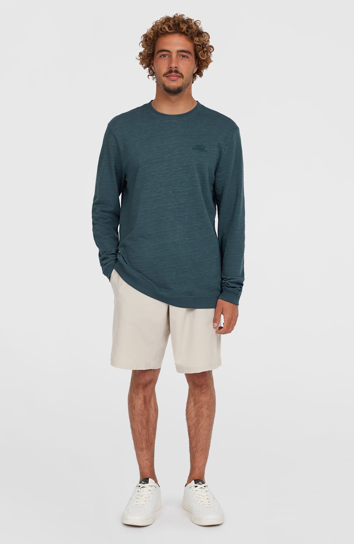 Blaues Slub Langarmshirt für Herren, Ganzkörperansicht von vorne, getragen am Model mit elastischen Bündchen