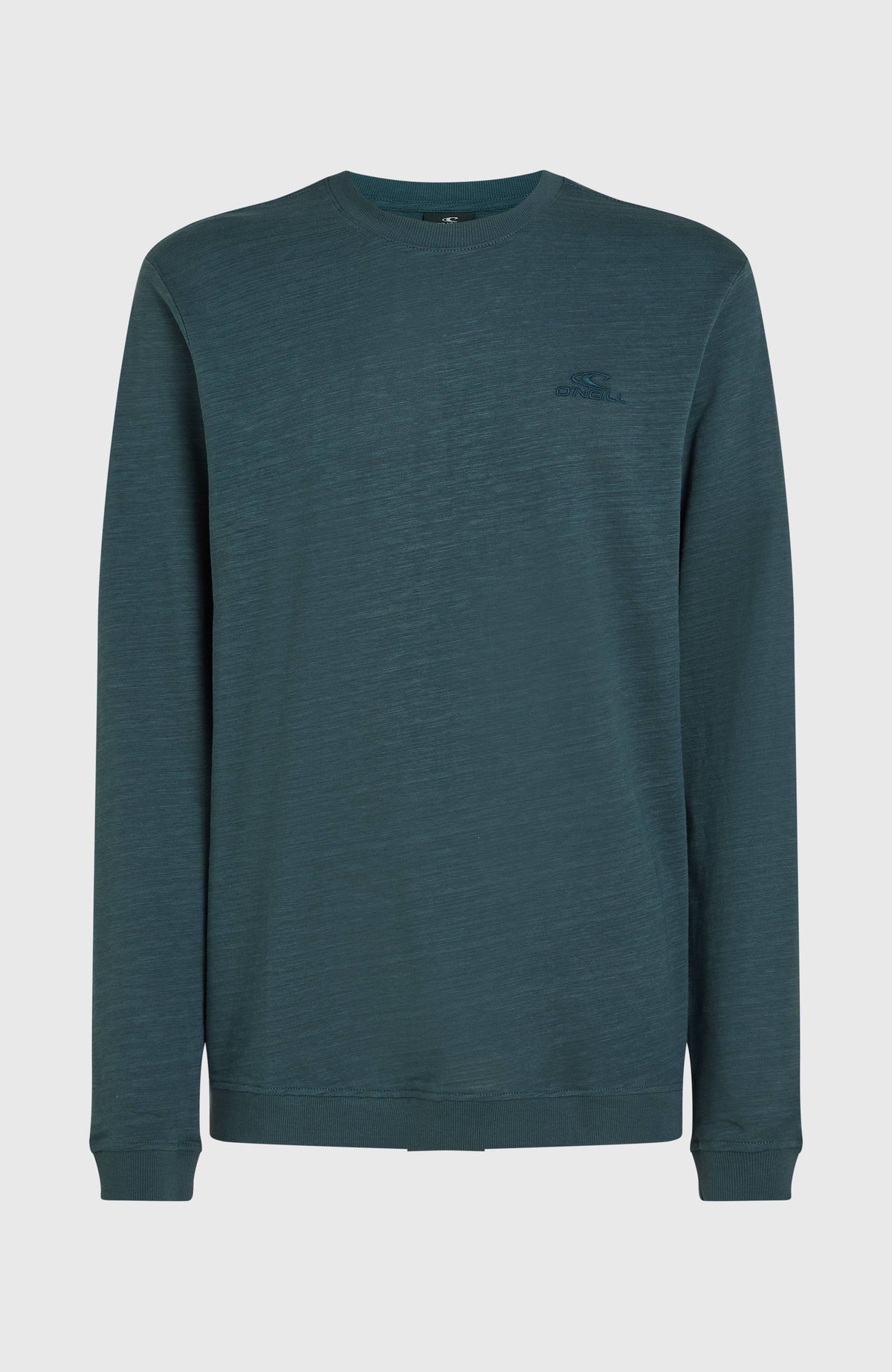 Blaues Slub Langarmshirt für Herren, freigestellt von vorne mit Rippstrickkragen und tonaler Logo-Stickerei