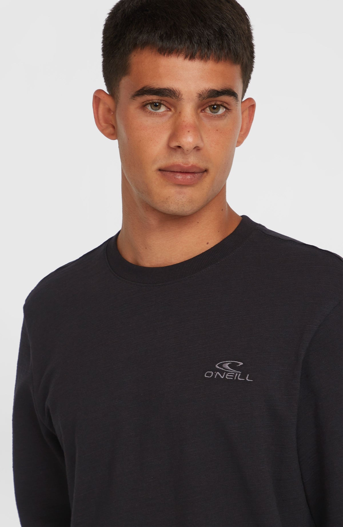 Nahaufnahme von Rundhalsausschnitt und kleinem Logo-Print des schwarzen Slub Langarmshirts für Herren
