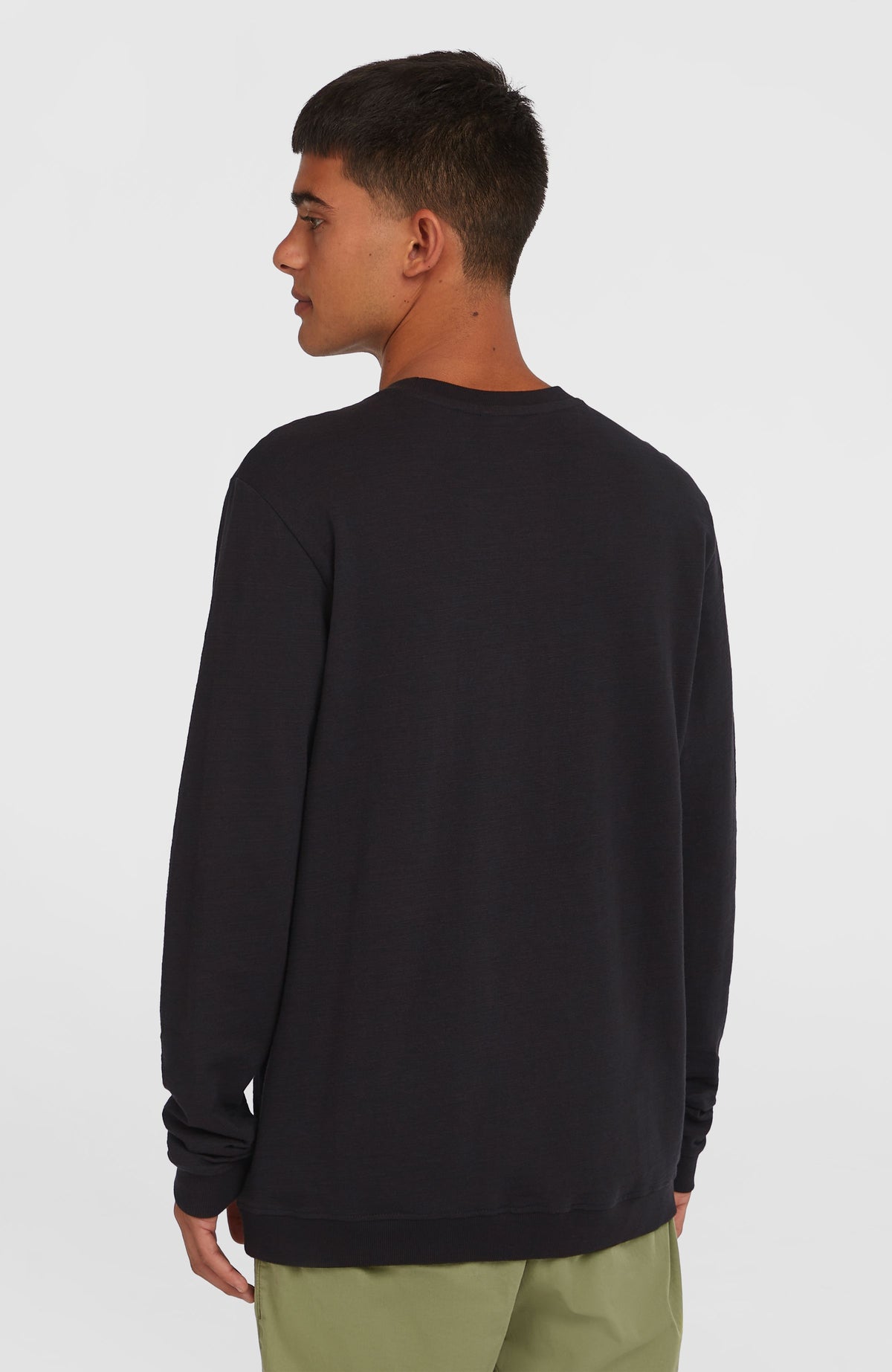 Slub Langarmshirt für Herren, schwarz, Rückansicht, getragen am Model mit geripptem Saum und Kragen
