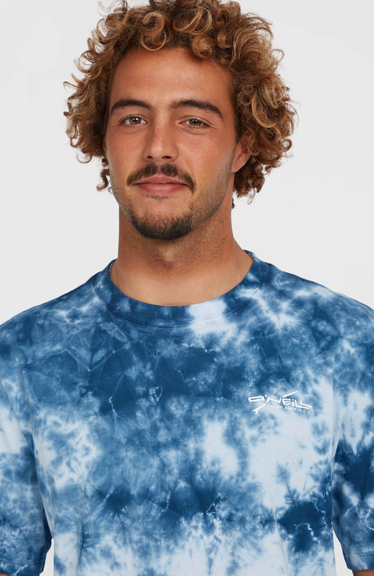 Tie Dye Graphic T-Shirt für Herren, blau mit Batikmuster in Weiß, Nahaufnahme von Kragen und Logo-Print