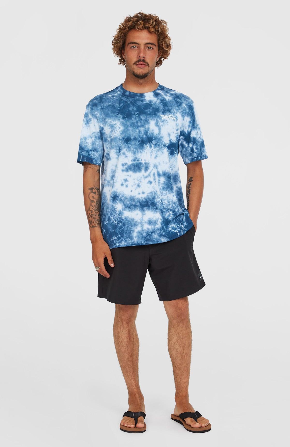 Tie Dye Graphic T-Shirt für Herren, blau mit Batikmuster in Weiß, Ganzkörperansicht getragen am Model