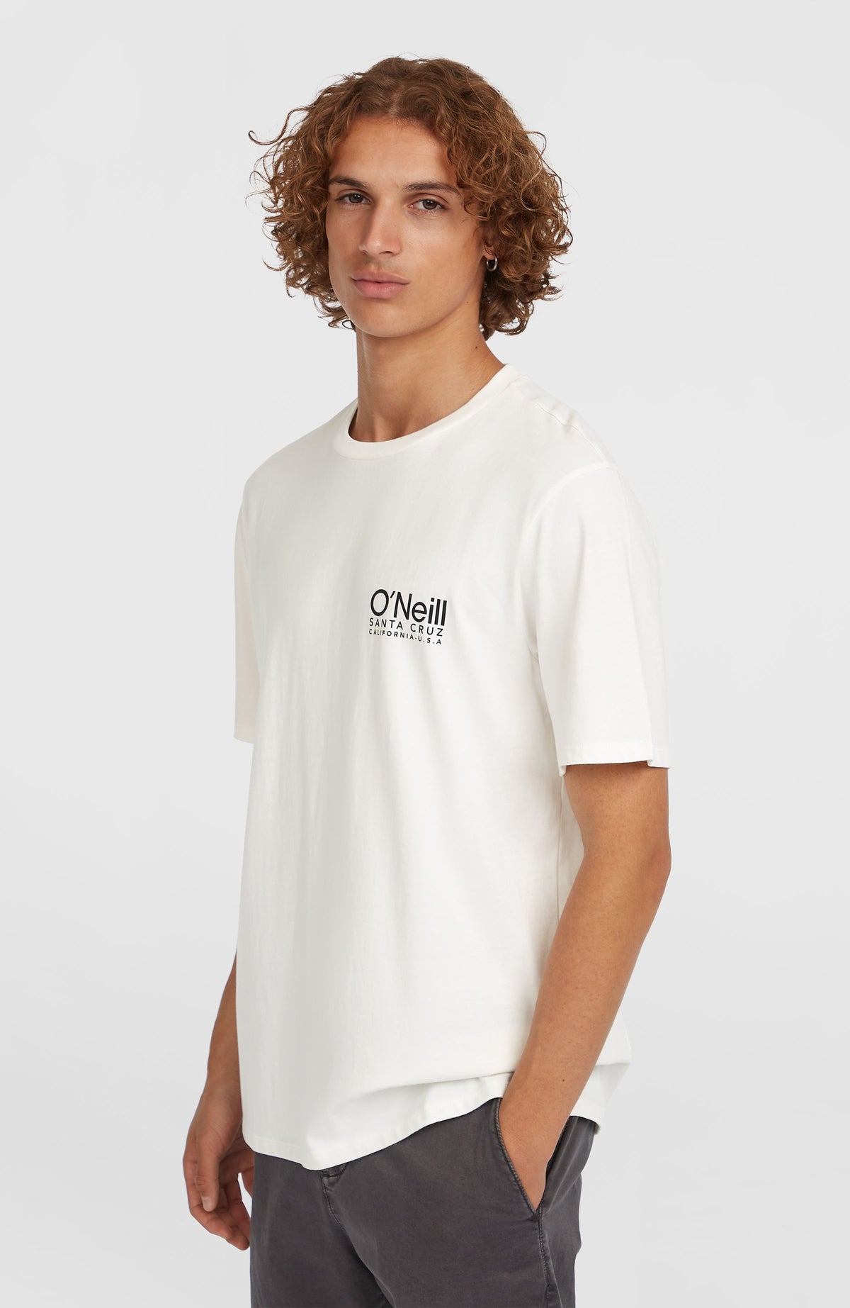 O'Neill Original Cali Logo T-Shirt für Herren, weiß mit Logo-Print in Schwarz, Halbprofilansicht, am Model