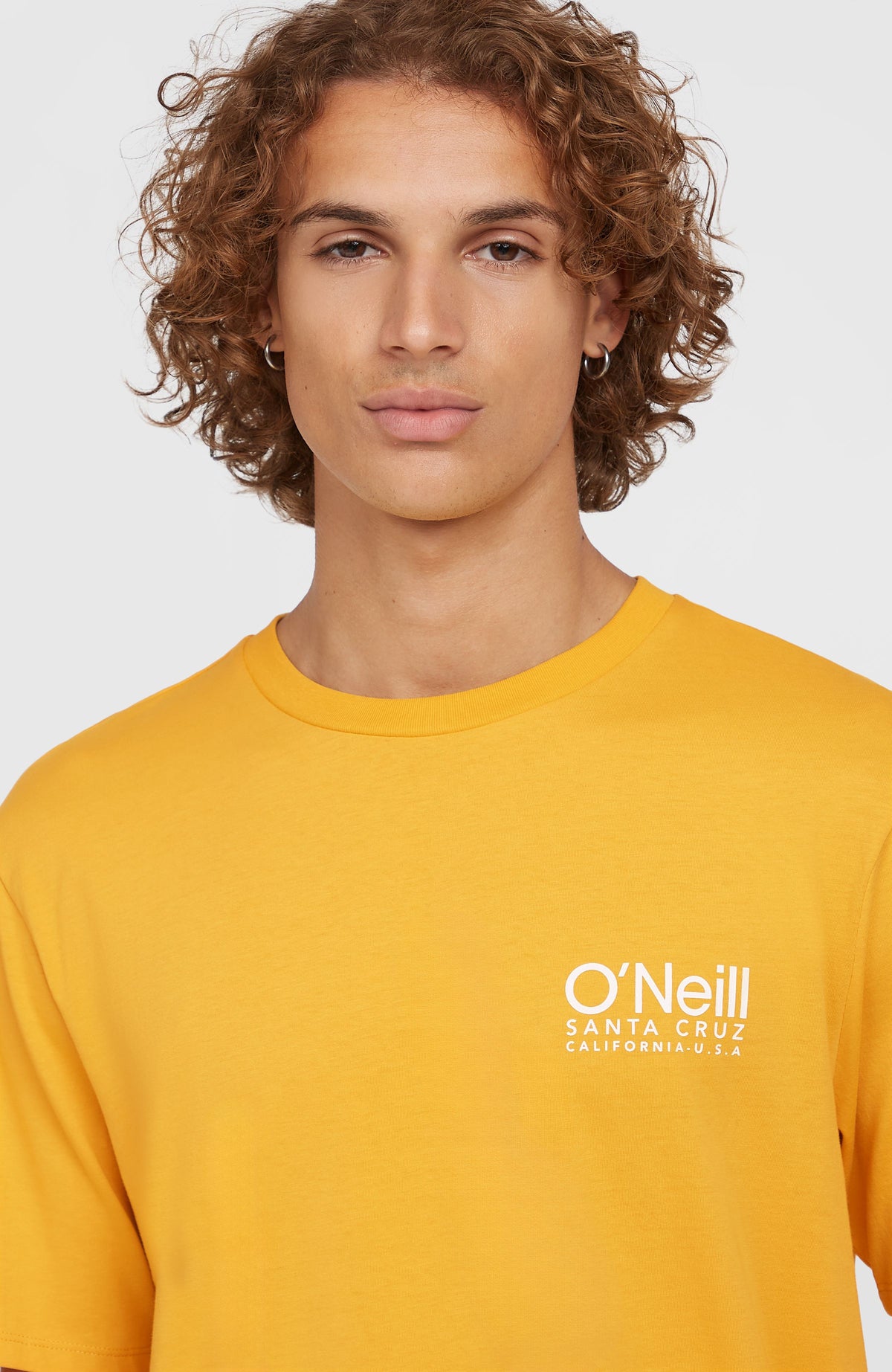 Nahaufnahme des Kragens mit Logo-Print, Original Cali Logo T-Shirt für Herren in Gelb