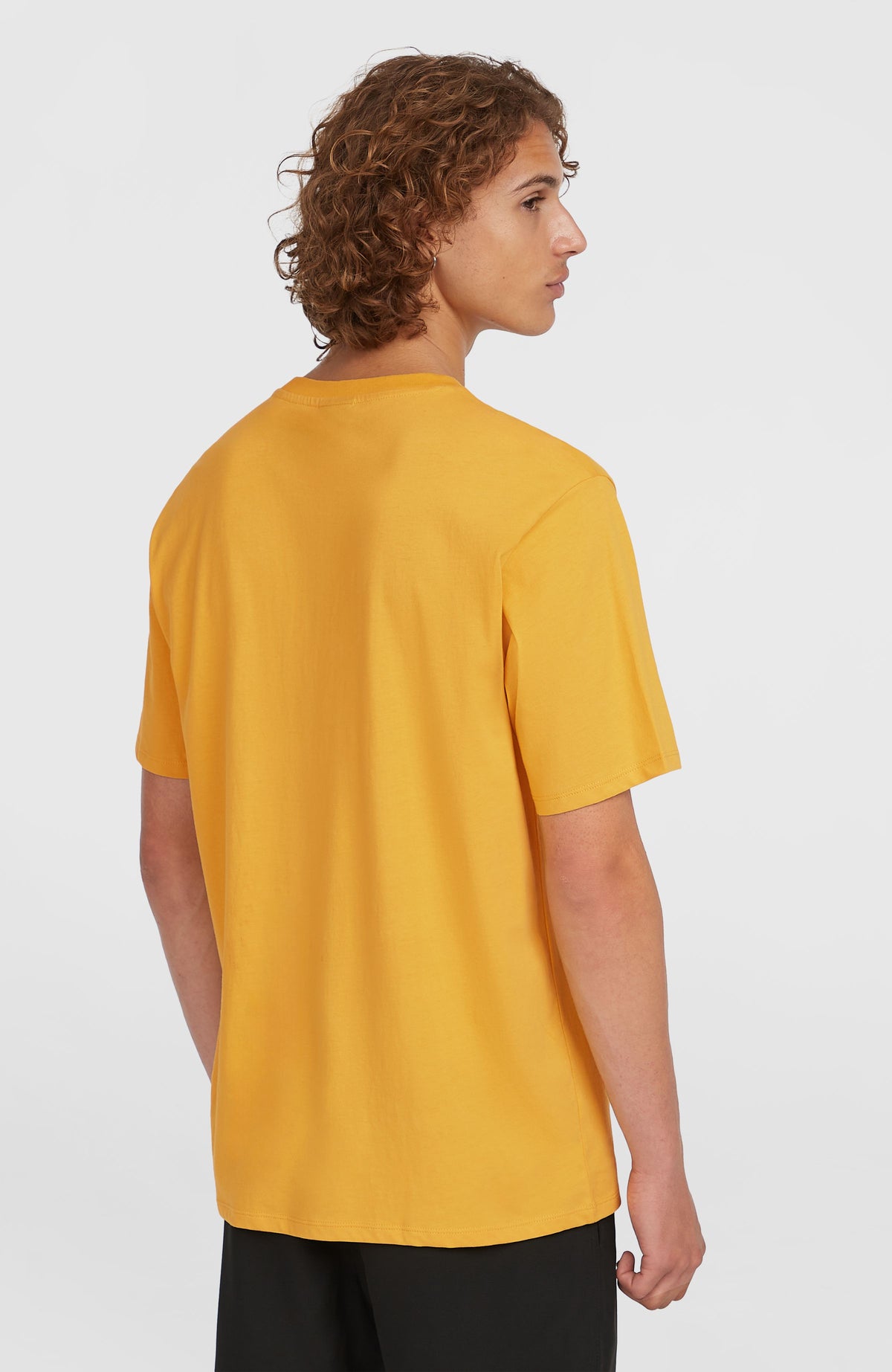 Original Cali Logo T-Shirt für Herren, gelb, Rückansicht am Model