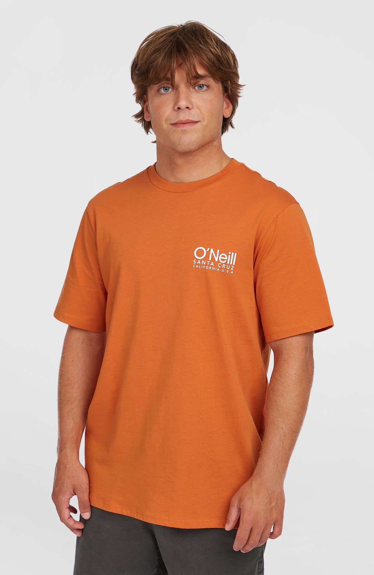 O'Neill Original Cali Logo T-Shirt für Herren, orange mit Logo-Print in Weiß, Vorderansicht am Model