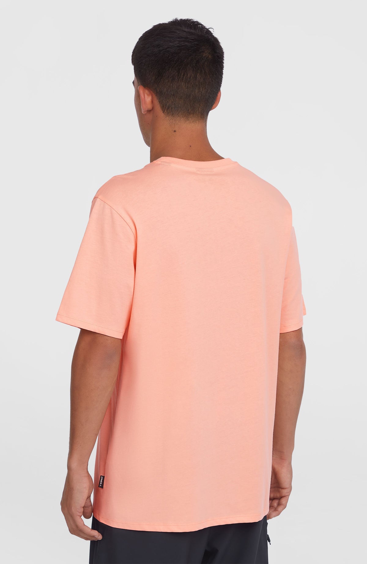 Original Cali Logo T-Shirt für Herren, pink mit Logo-Print in Weiß, Rückansicht am Model