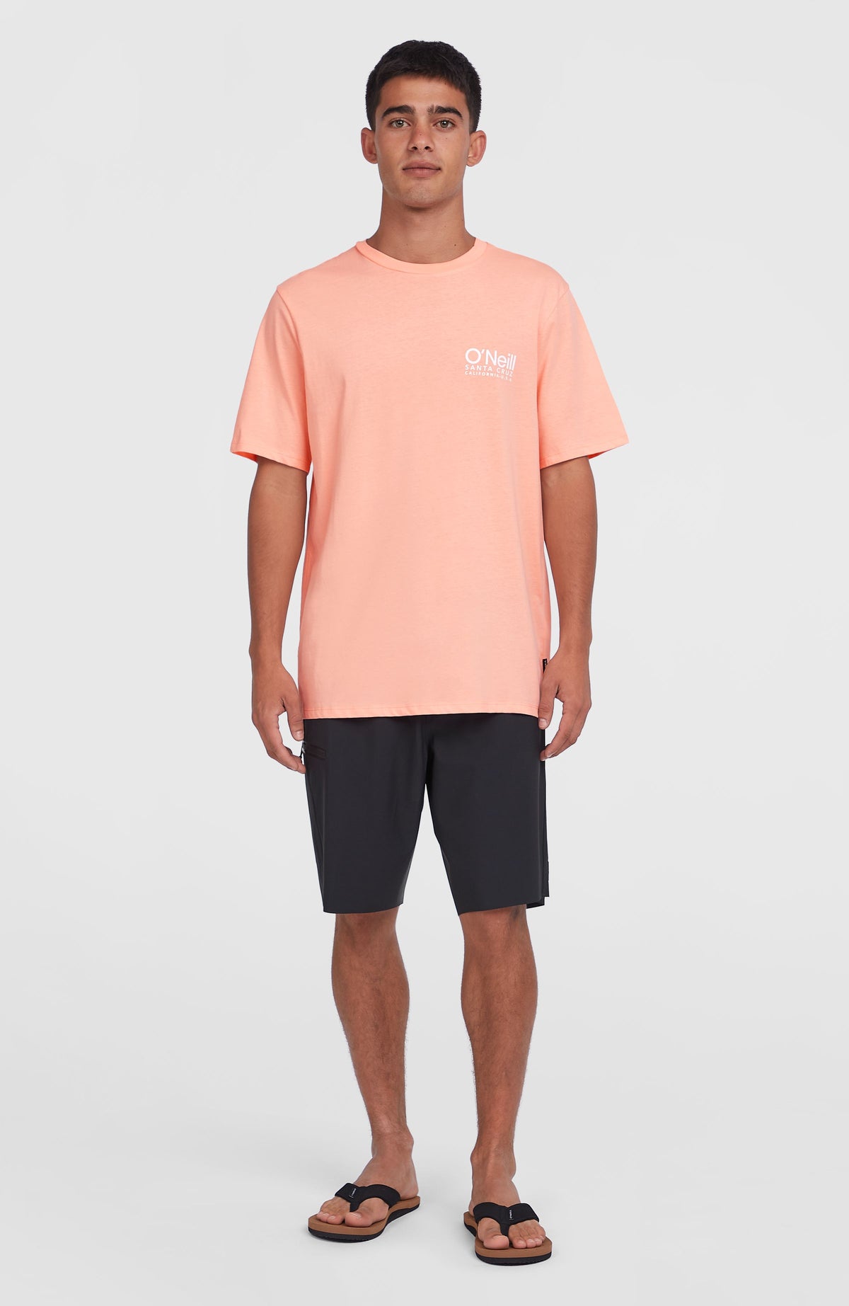 Original Cali Logo T-Shirt für Herren, pink mit Logo-Print in Weiß, Ganzkörperansicht von vorne am Model
