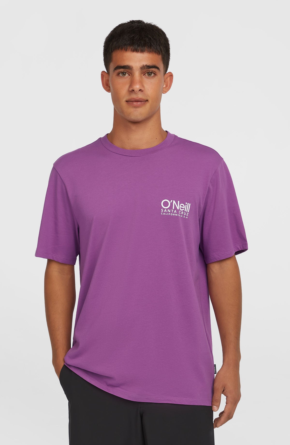 O'Neill Original Cali Logo T-Shirt für Herren, lila mit Logo-Print in Weiß, Vorderansicht am Model