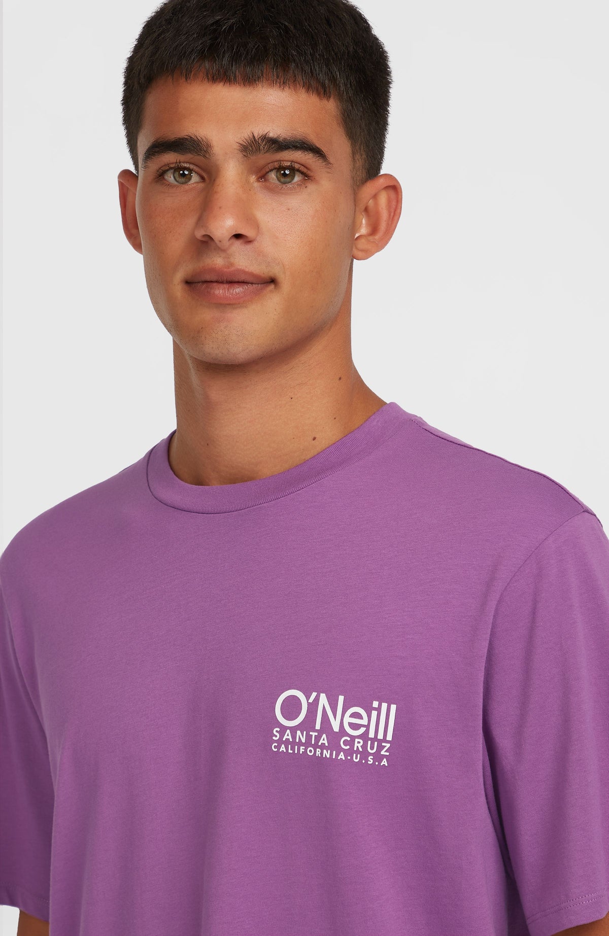 Original Cali Logo T-Shirt für Herren, lila mit Logo-Print in Weiß, Nahaufnahme von Kragen und Print