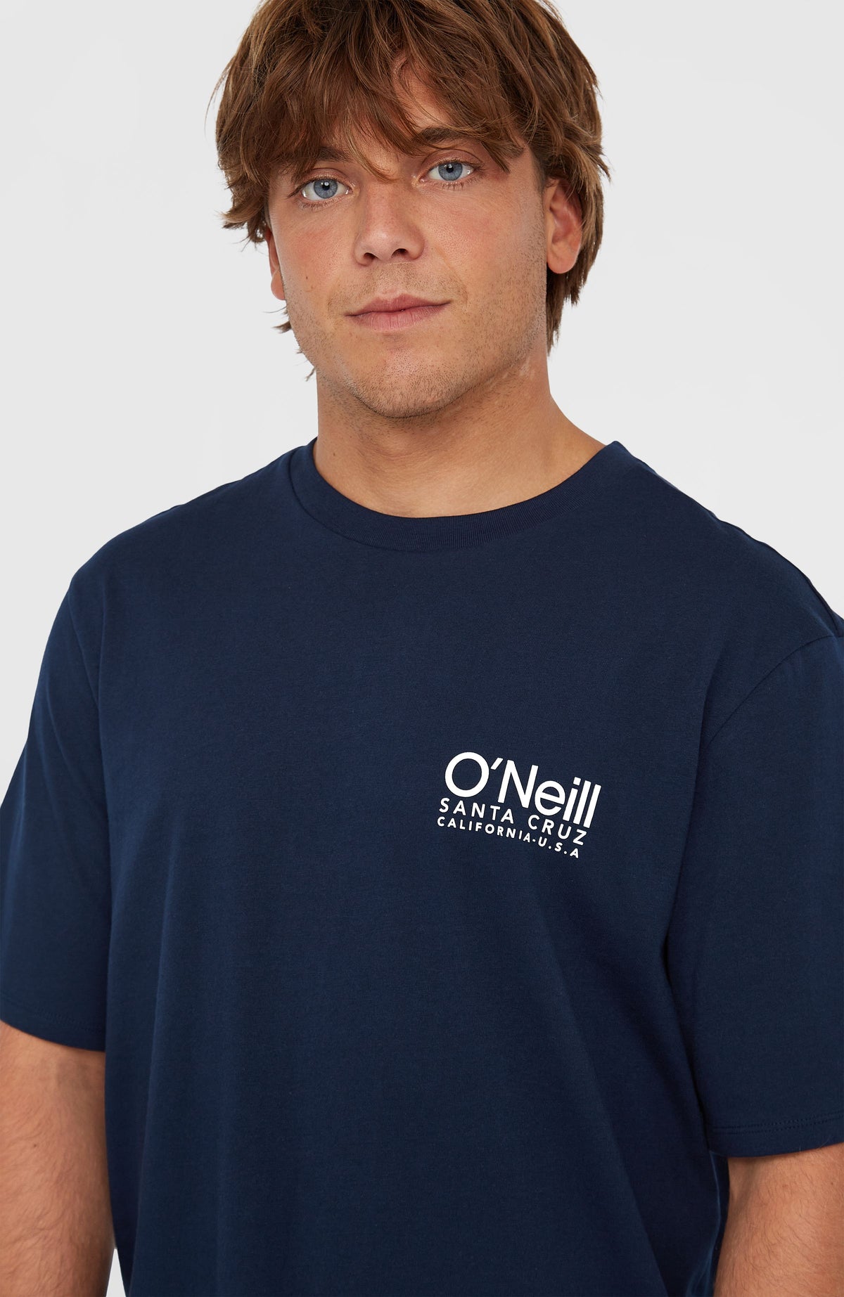 Nahaufnahme des blauen Original Cali Logo T-Shirt mit Logo-Print in Weiß am Rundhalsausschnitt