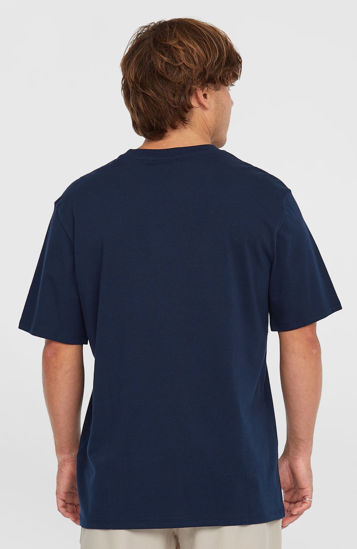 Original Cali Logo T-Shirt für Herren, blau, getragen am Model von hinten