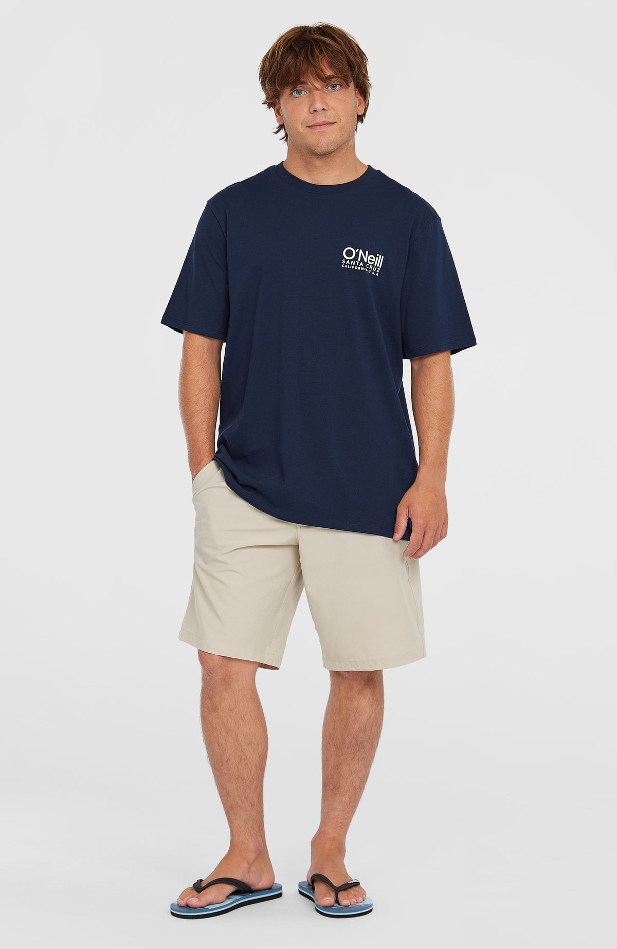 Original Cali Logo T-Shirt für Herren, blau mit Logo-Print in Weiß, Ganzkörperansicht am Model