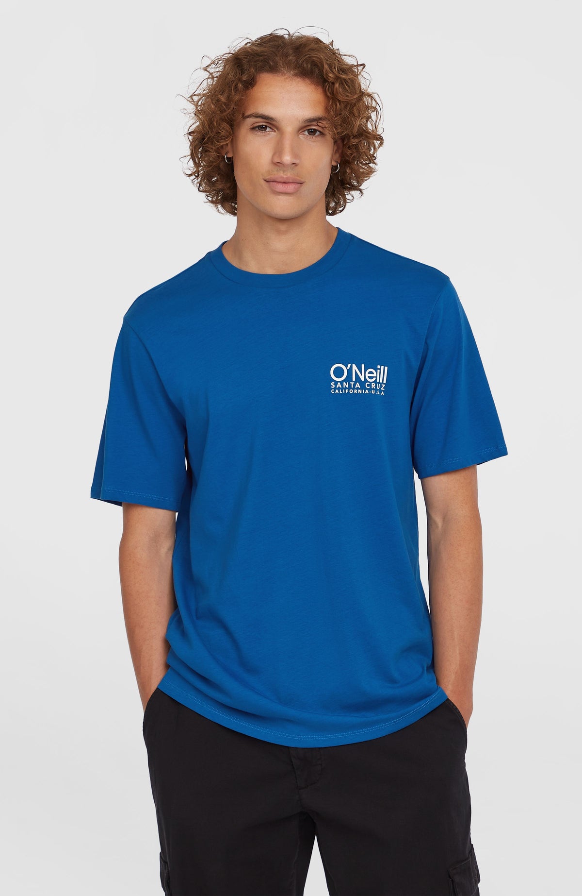 O'Neill Original Cali Logo T-Shirt für Herren, blau mit Logo-Print in Weiß, Vorderansicht am Model