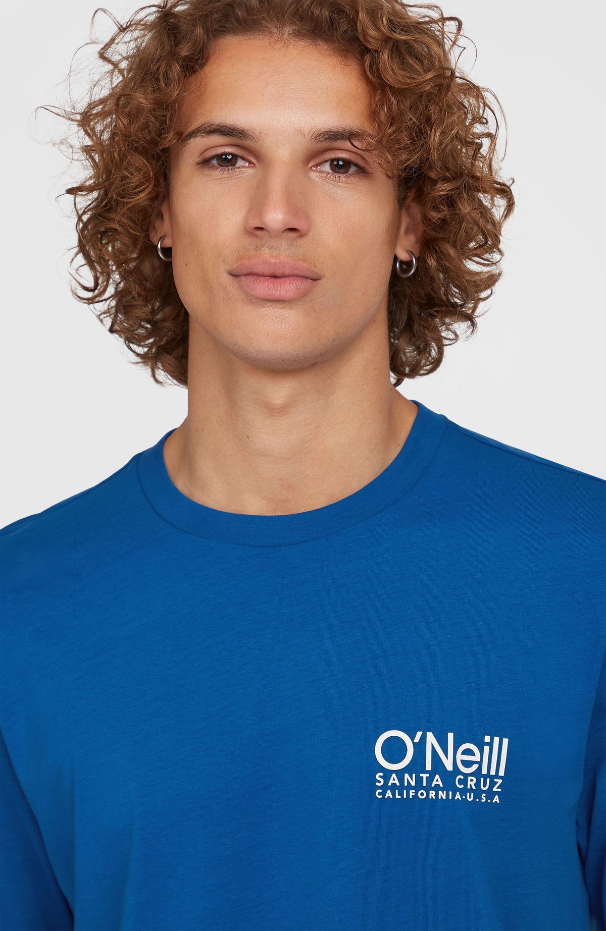Original Cali Logo T-Shirt, blau mit Logo-Print in Weiß, Nahaufnahme von Rundhalsausschnitt und Brustprint