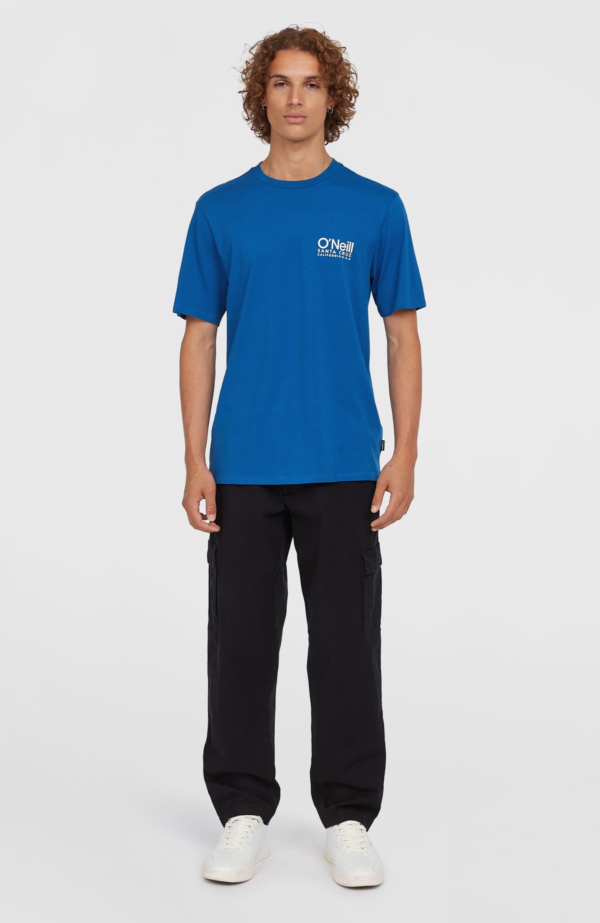 Original Cali Logo T-Shirt für Herren, blau mit Logo-Print in Weiß, Ganzkörperansicht am Model