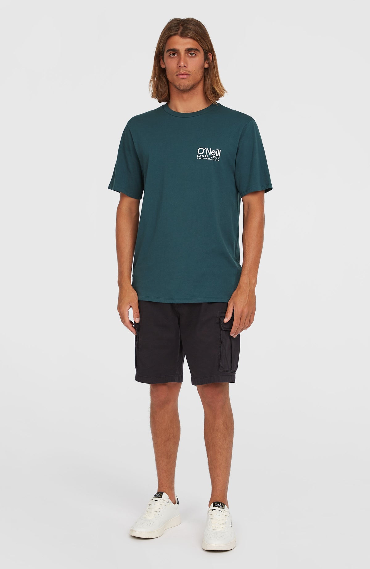 Original Cali Logo T-Shirt für Herren, blau mit Logo-Print in Weiß, Gesamtansicht am Model von vorne
