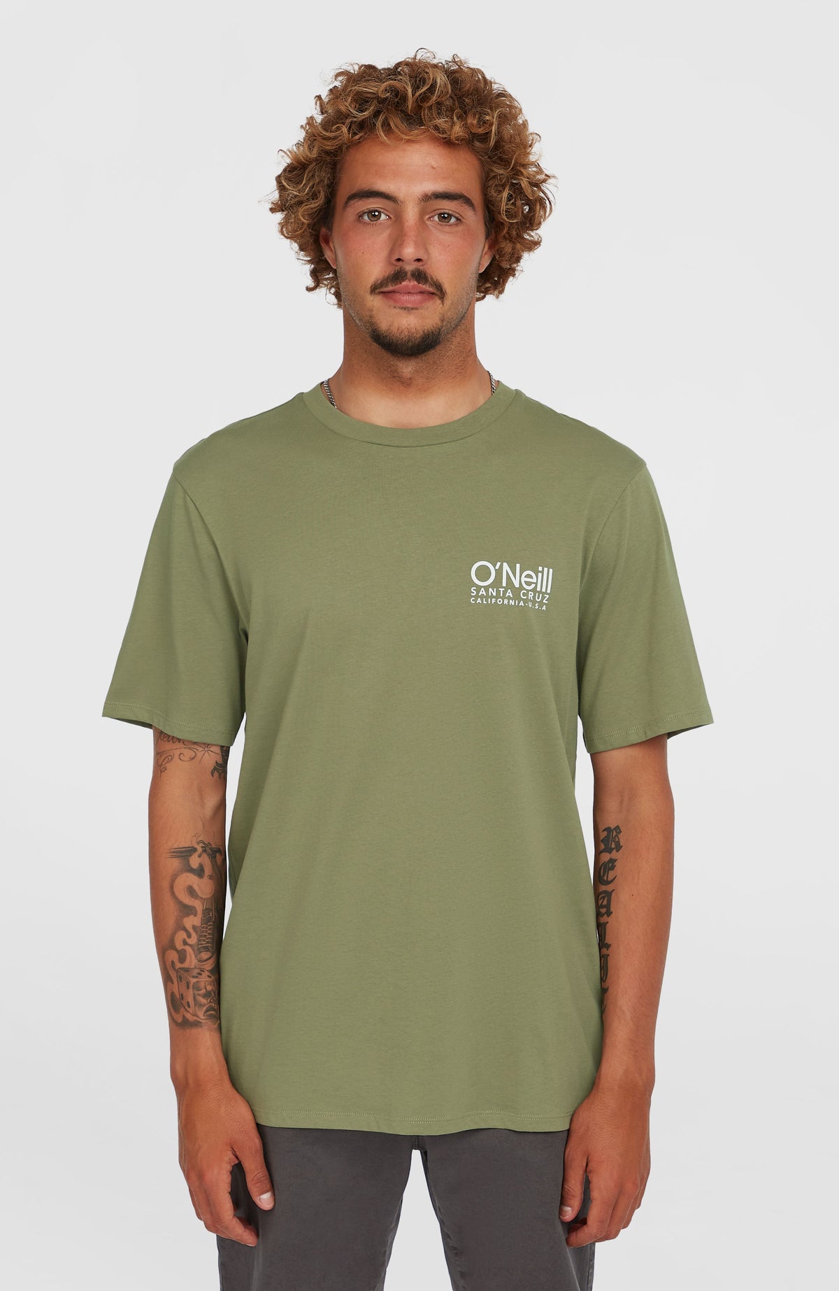 O'Neill Original Cali Logo T-Shirt für Herren, grün mit Logo-Print in Weiß, Vorderansicht am Model