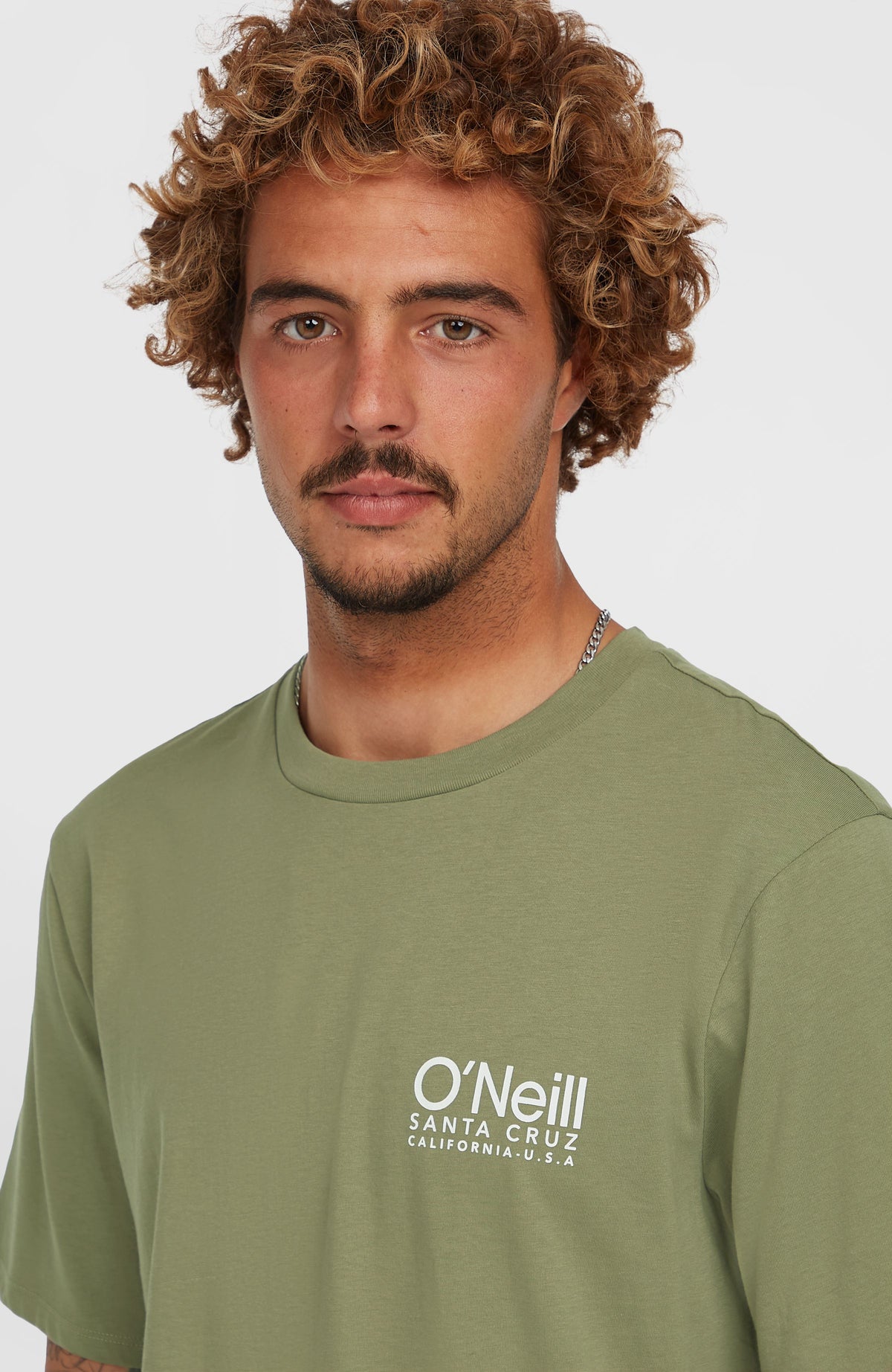 Original Cali Logo T-Shirt für Herren, grün mit Logo-Print in Weiß, Nahaufnahme des Logo-Prints am Model