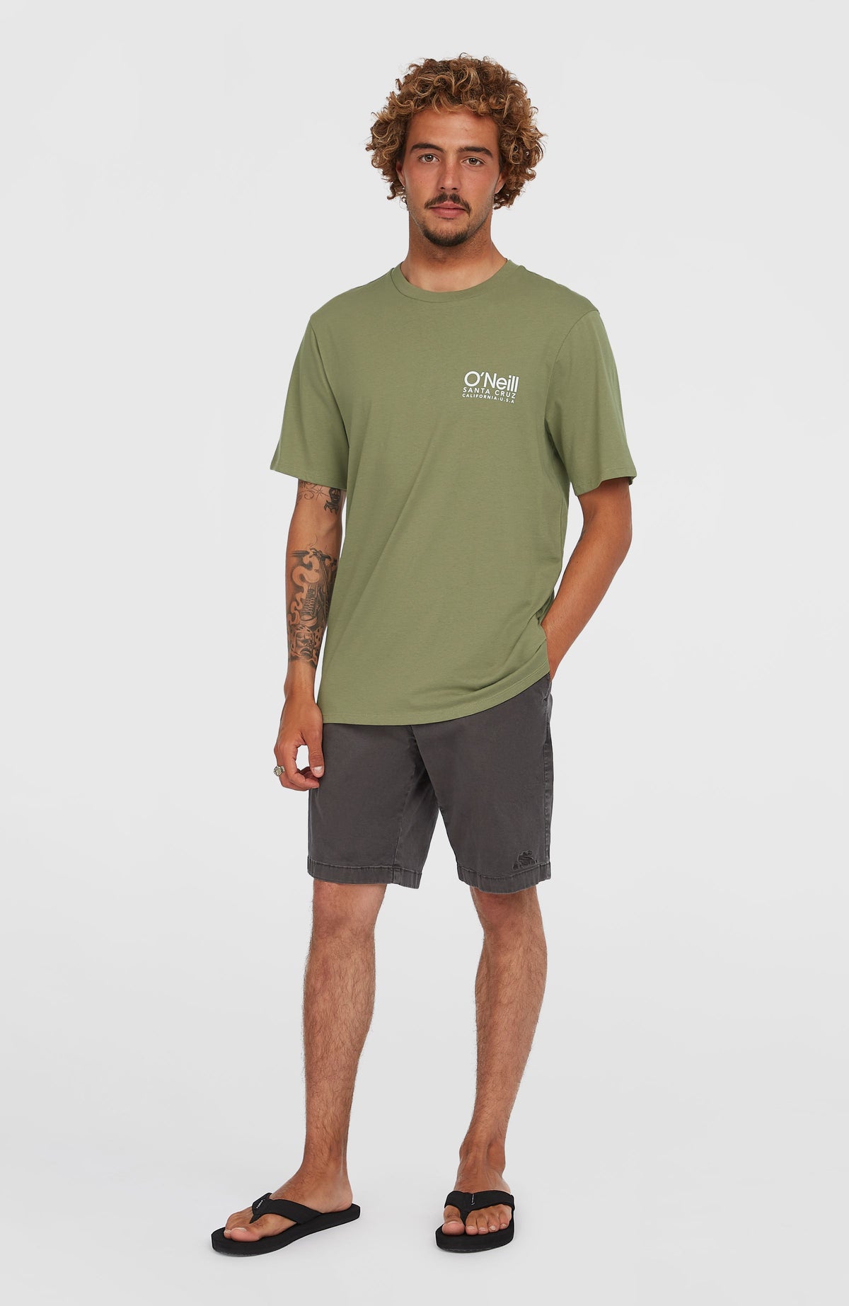 Original Cali Logo T-Shirt für Herren, grün mit Logo-Print in Weiß, Ganzkörperansicht am Model von vorne