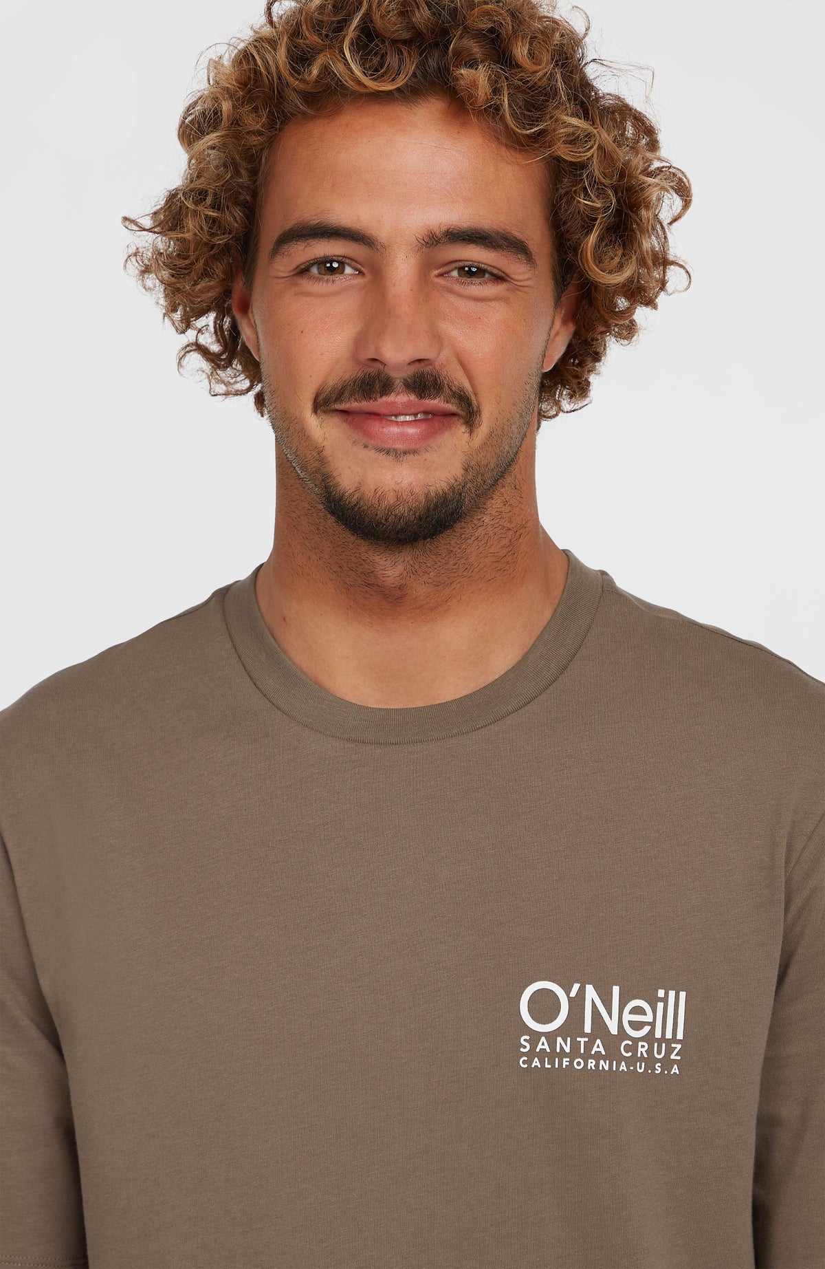Original Cali Logo T-Shirt für Herren, braun mit Logo-Print in Weiß, Nahaufnahme des Halsausschnitts