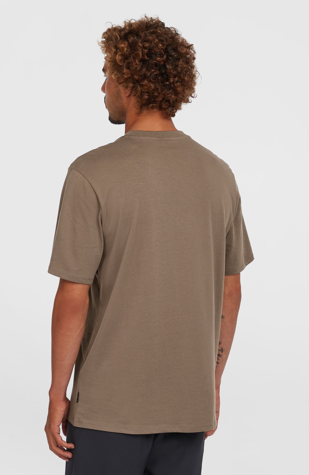 Original Cali Logo T-Shirt für Herren, braun, Rückansicht, getragen am Model