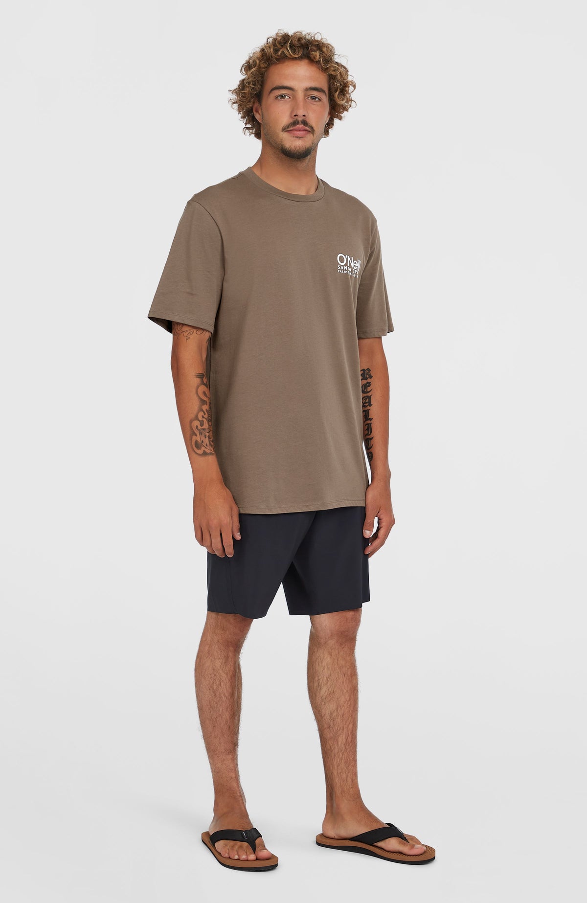 Original Cali Logo T-Shirt für Herren, braun mit Logo-Print in Weiß, Gesamtansicht am Model