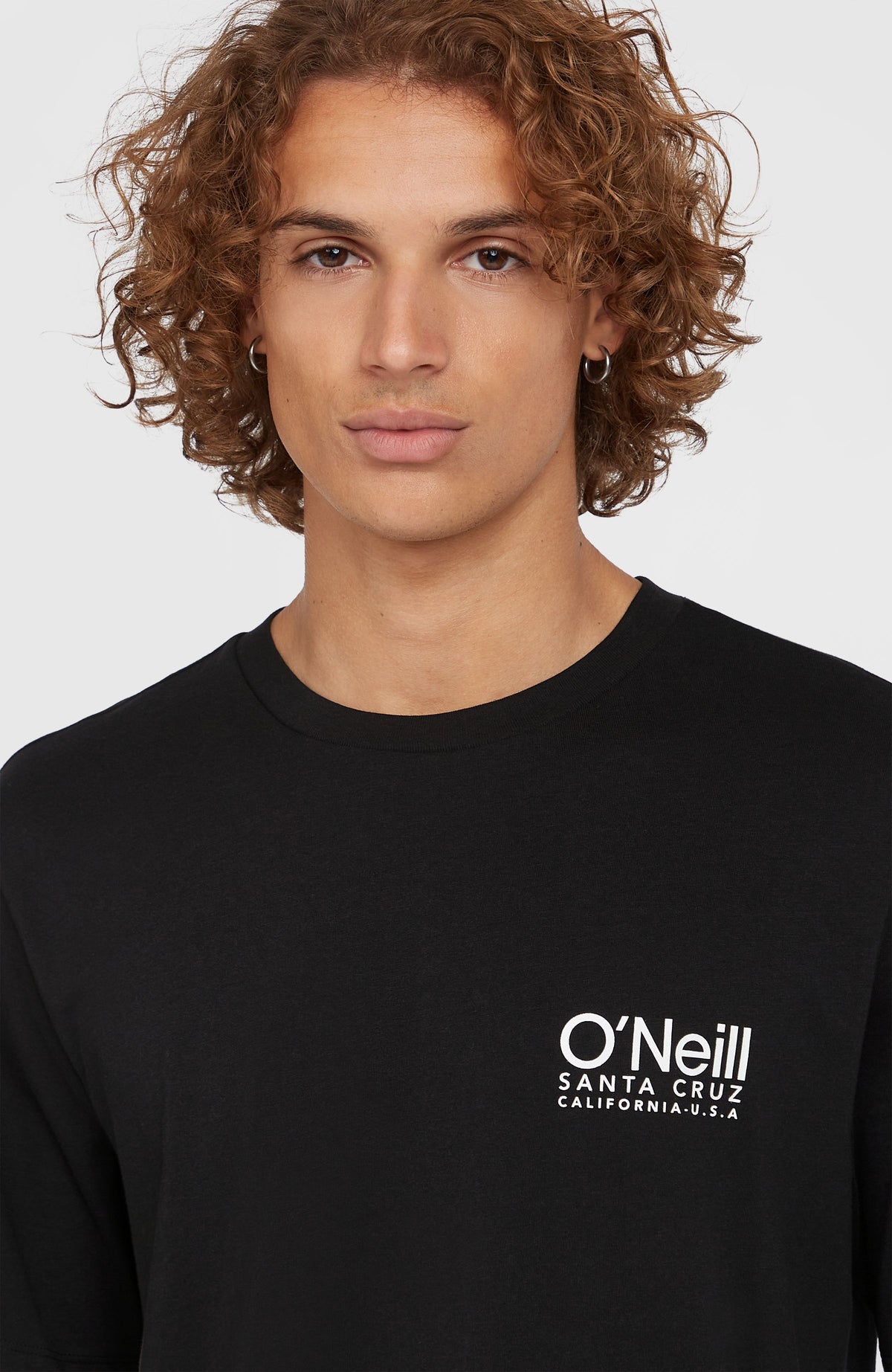 Nahaufnahme des weißen Logo-Prints auf dem schwarzen Original Cali Logo T-Shirt für Herren