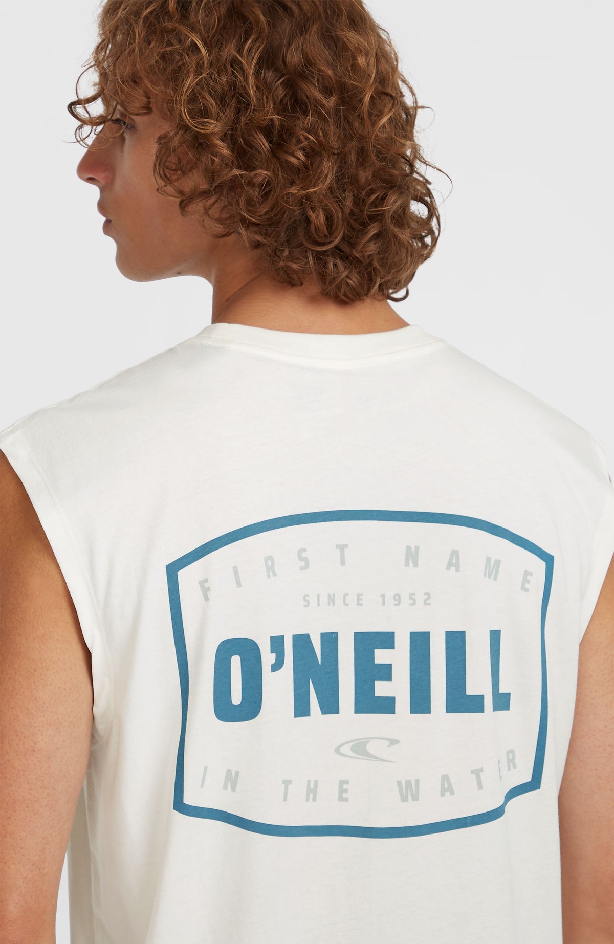 Graphic Tanktop für Herren, weiß mit Logo-Print in Blau, Nahaufnahme der Rückseite am Model