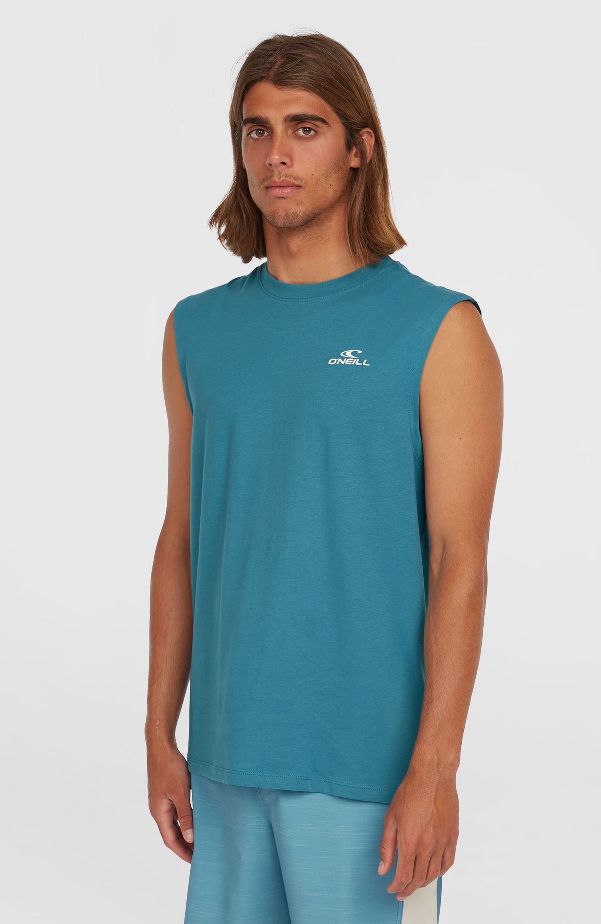 Graphic Tanktop für Herren, blau mit Grafik-Print in Orange und Weiß, Vorderansicht am Model mit Logo-Print