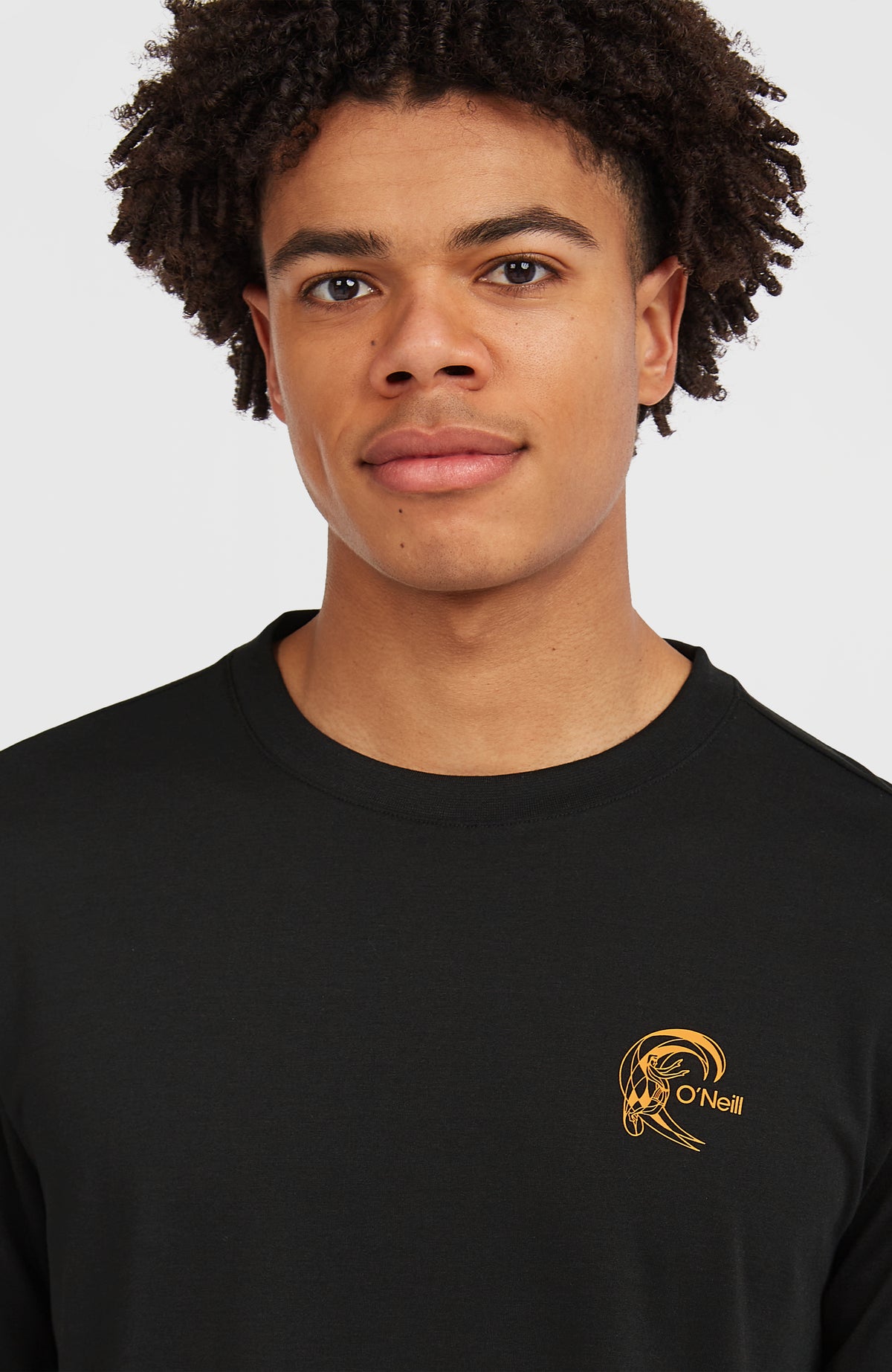 Nahaufnahme des Rundhalsausschnitts am schwarzen O'Riginals Hybrid Langarmshirt mit Logo-Print in Orange