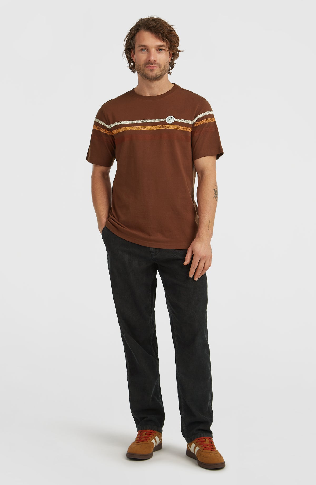 O'Riginals Stripe T-Shirt für Herren, braun mit Streifenmuster in Weiß und Gelb, getragen am Model in Ganzkörperansicht