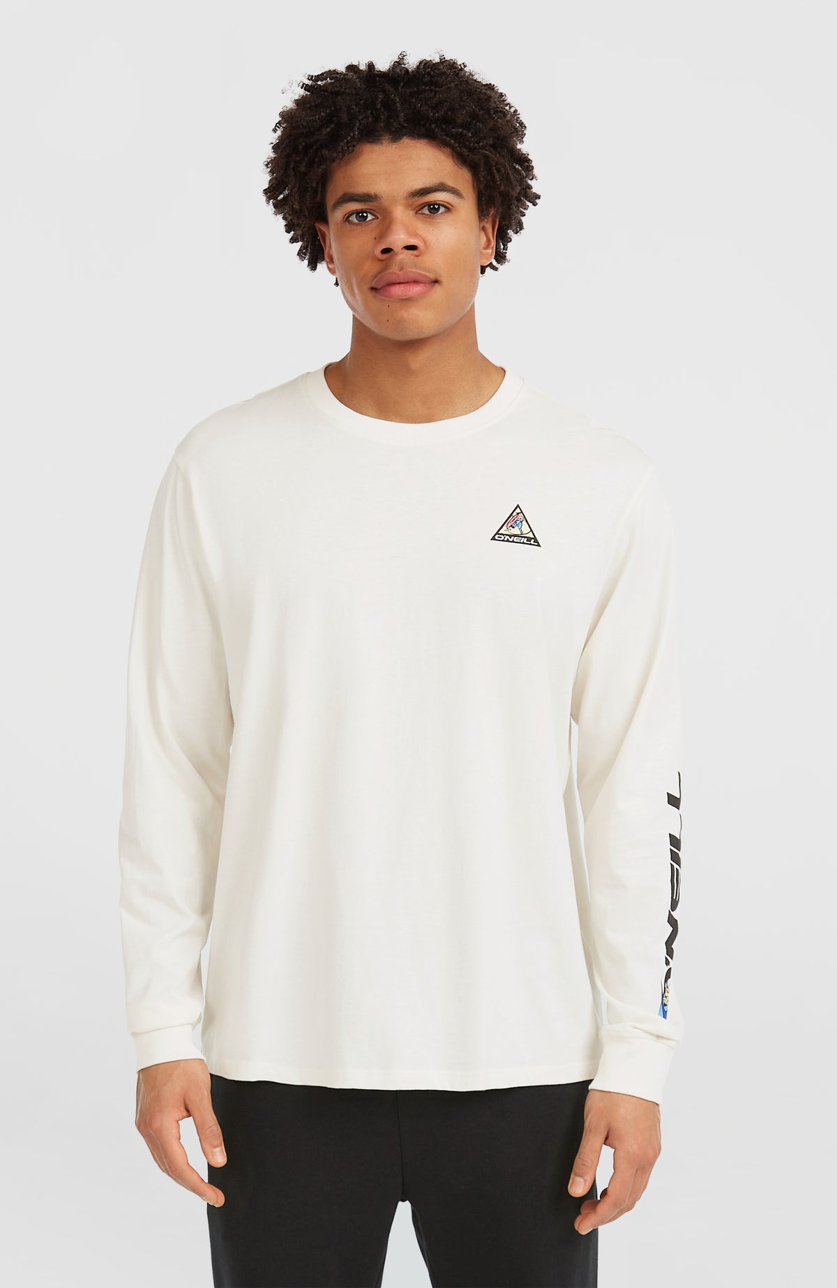 O'Neill FWC'Play Langarmshirt für Herren, weiß mit Logo-Print in Schwarz, Vorderansicht getragen am Model