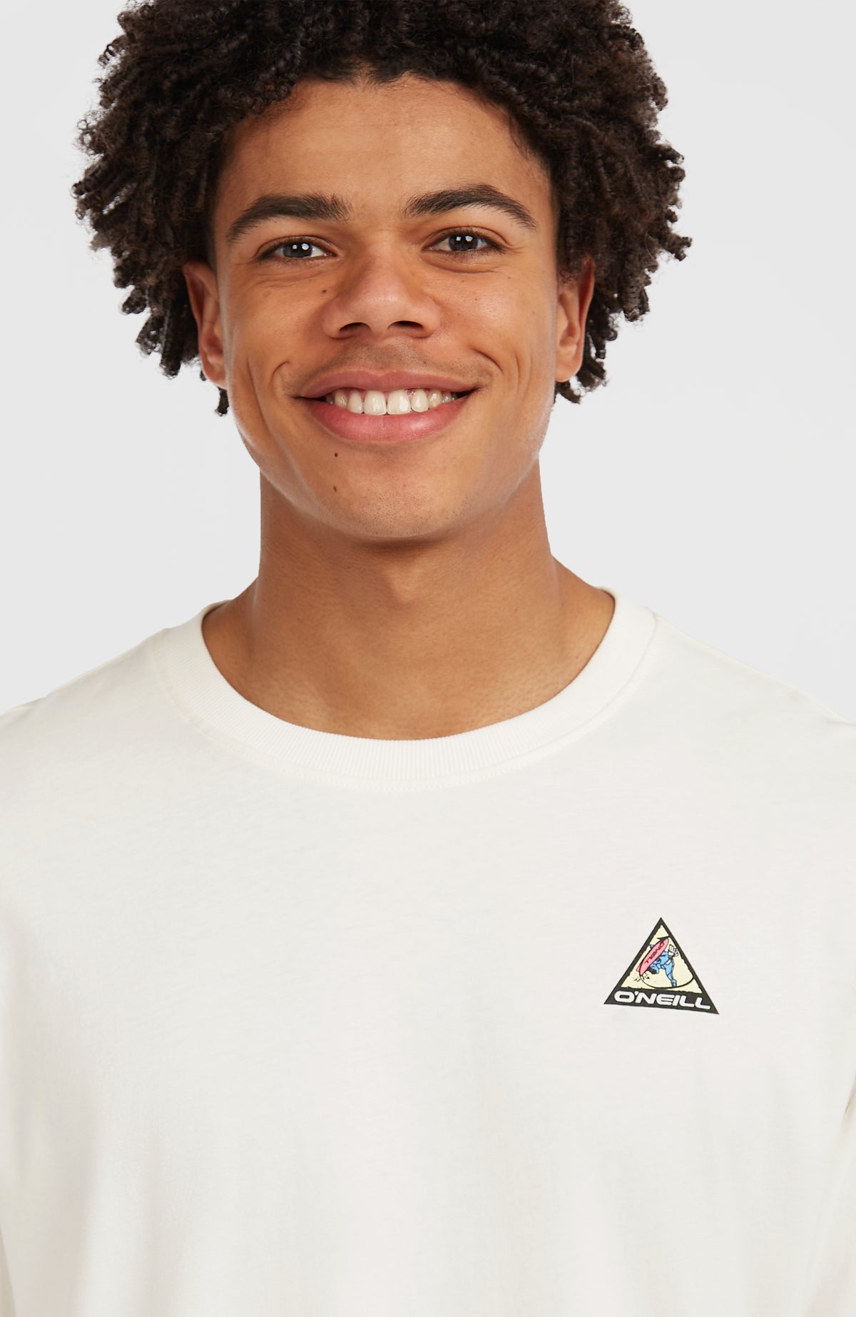 FWC'Play Langarmshirt für Herren, weiß, Nahaufnahme von geripptem Rundhalsausschnitt und dreieckigem Logo-Print