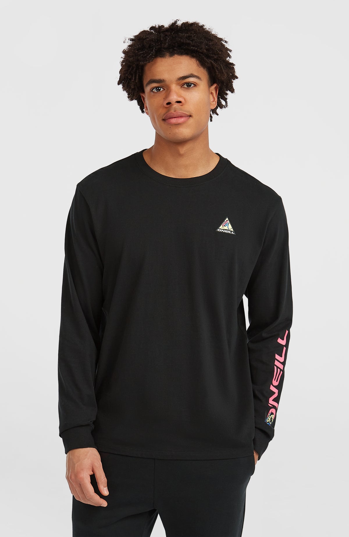 O'Neill FWC'Play Langarmshirt für Herren, schwarz mit Logo-Print in Pink, Vorderansicht am Model