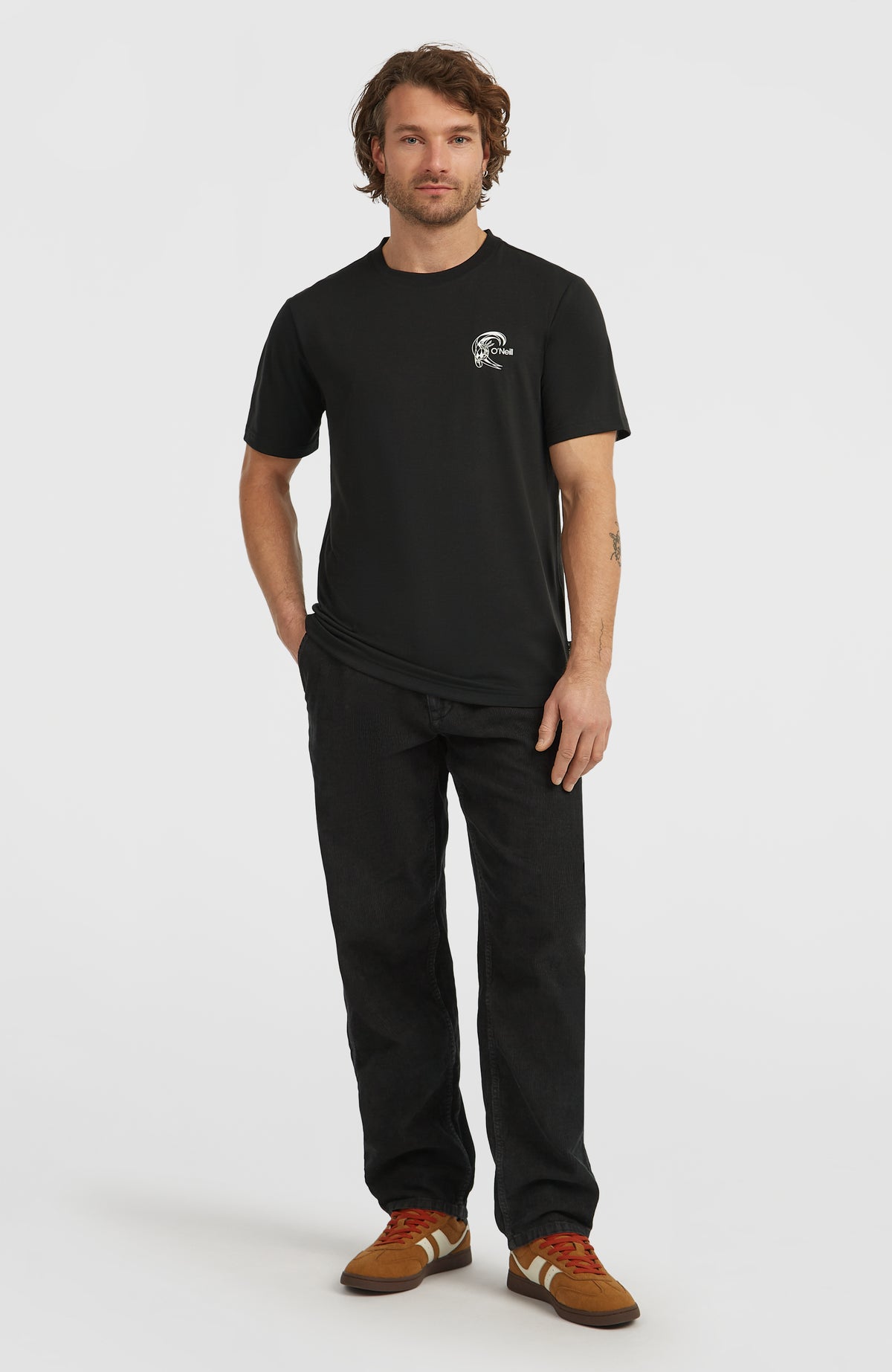 O'Riginals Hybrid T-Shirt für Herren, schwarz, getragen am Model in Ganzkörperansicht von vorne