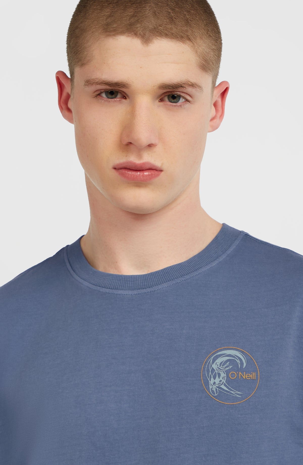 Nahaufnahme von Rundhalsausschnitt und Print des blauen O'Riginals Retro Back-Print T-Shirt am Model