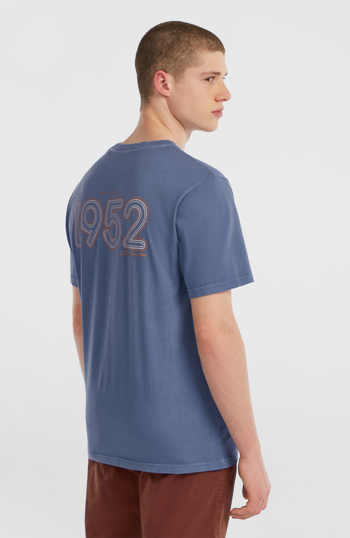O'Riginals Retro Back-Print T-Shirt für Herren, blau mit Logo-Print in Beige, Rückansicht am Model