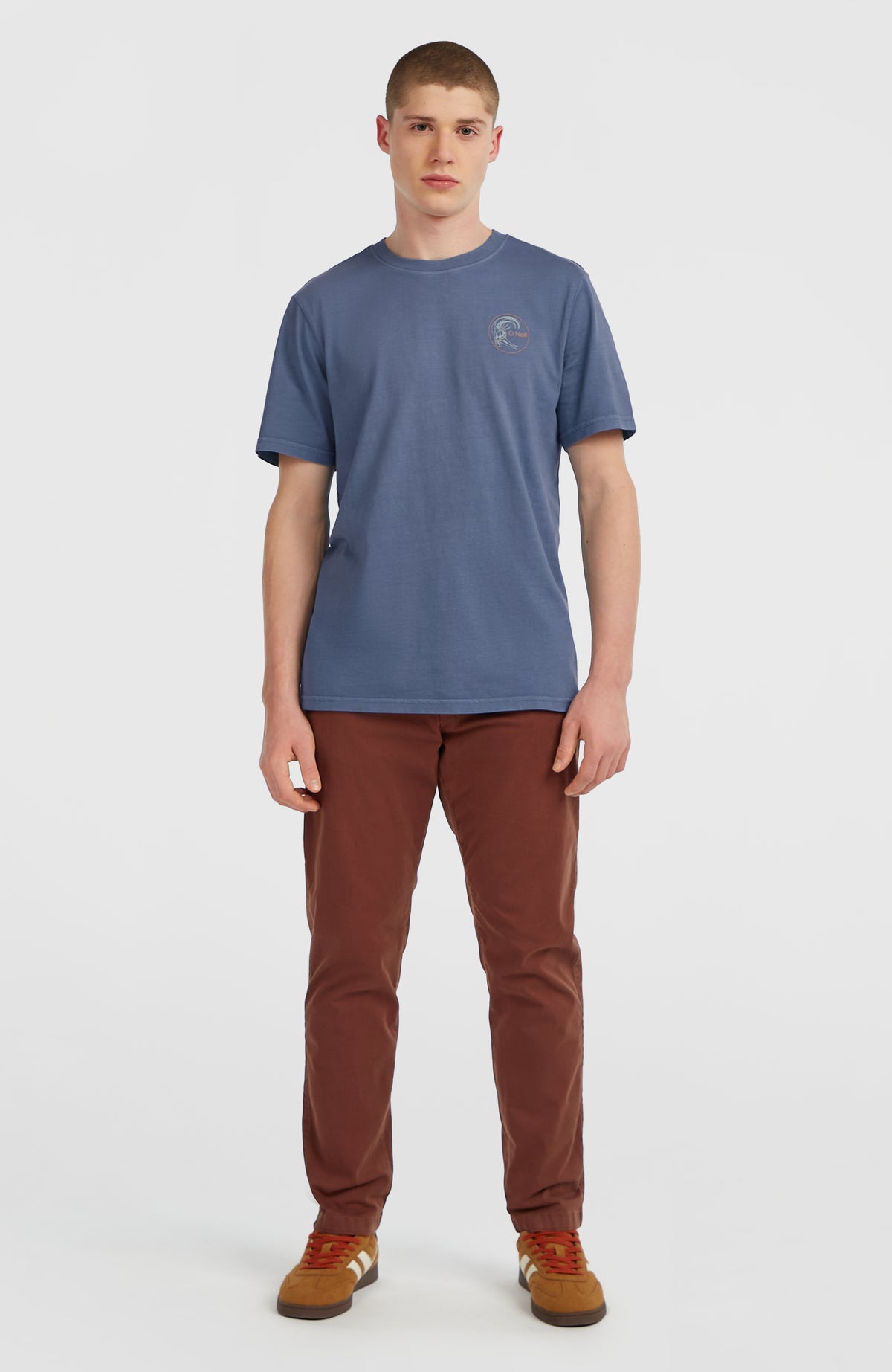 O'Riginals Retro Back-Print T-Shirt für Herren, blau mit Logo-Print in Beige, Ganzkörperansicht am Model von vorne