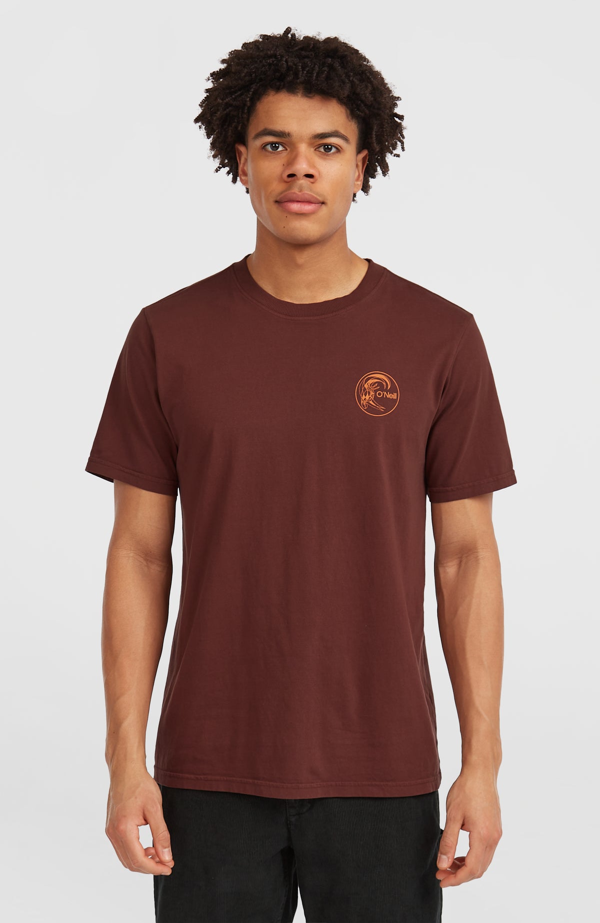 O'Neill O'Riginals Retro Back-Print T-Shirt für Herren, braun mit Logo-Print in Orange, Vorderansicht am Model
