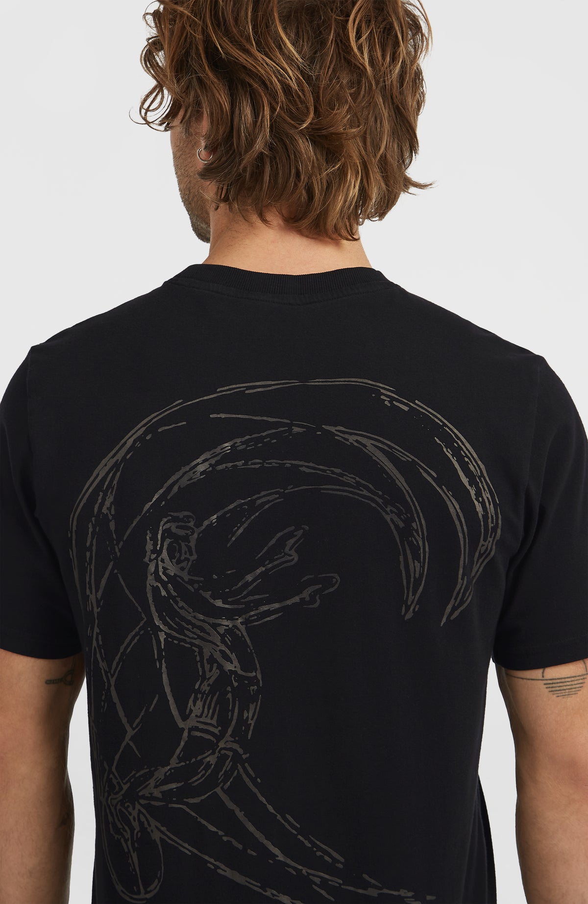O'Riginals Back-Print T-Shirt für Herren, schwarz mit Grafikprint in Grau, Nahaufnahme der Rückseite am Model