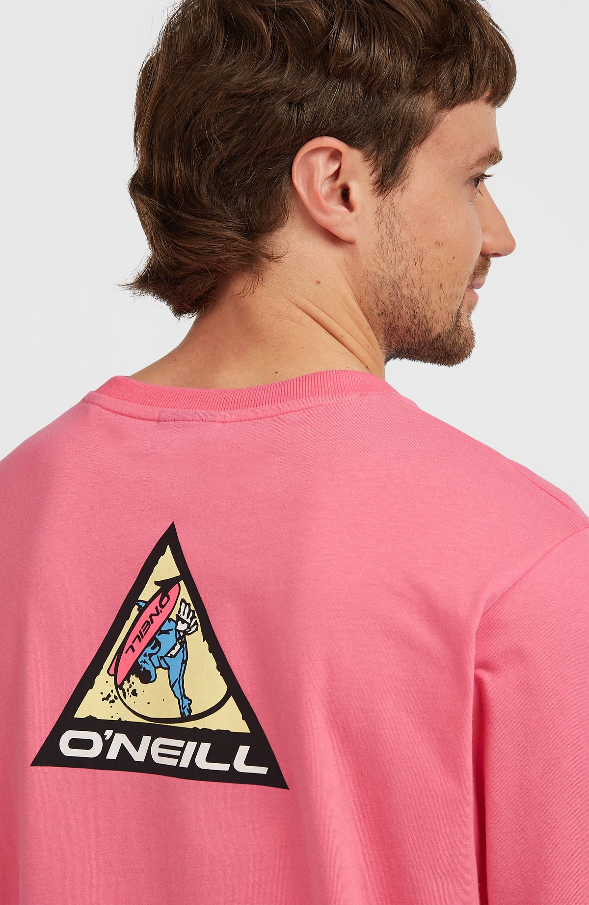 Nahaufnahme des dreieckigen Grafik-Prints auf der Rückseite des pinken FWC'Play Graphic T-Shirts am Model