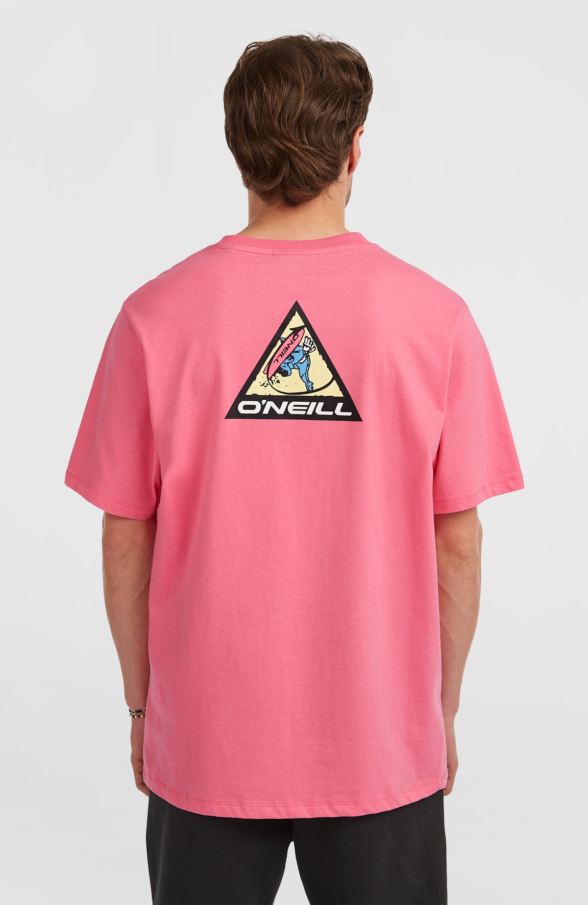 FWC'Play Graphic T-Shirt für Herren, pink mit Grafik-Print in Gelb und Blau, Rückansicht am Model